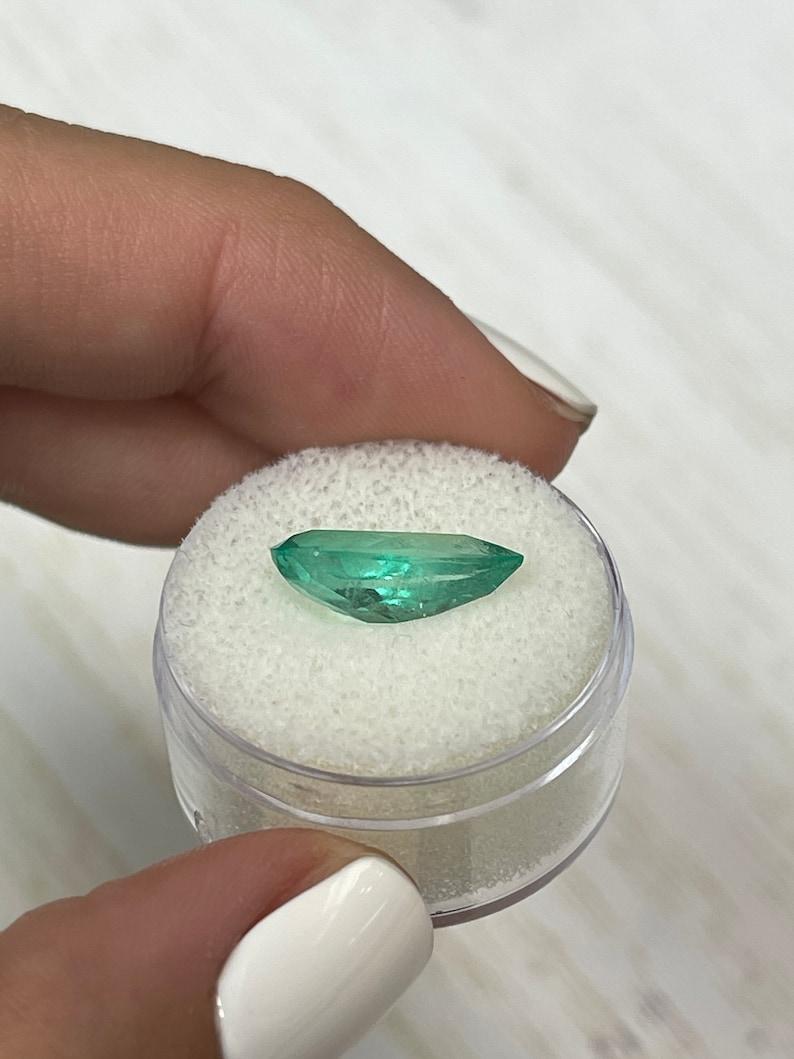 Émeraude colombienne vert clair de 3,87 carats, taille poire, en forme de larme, non sertie May Birthston en vente 1