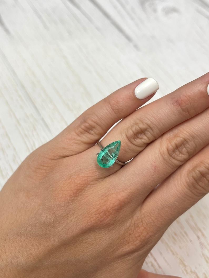 Émeraude colombienne vert clair de 3,87 carats, taille poire, en forme de larme, non sertie May Birthston en vente 2