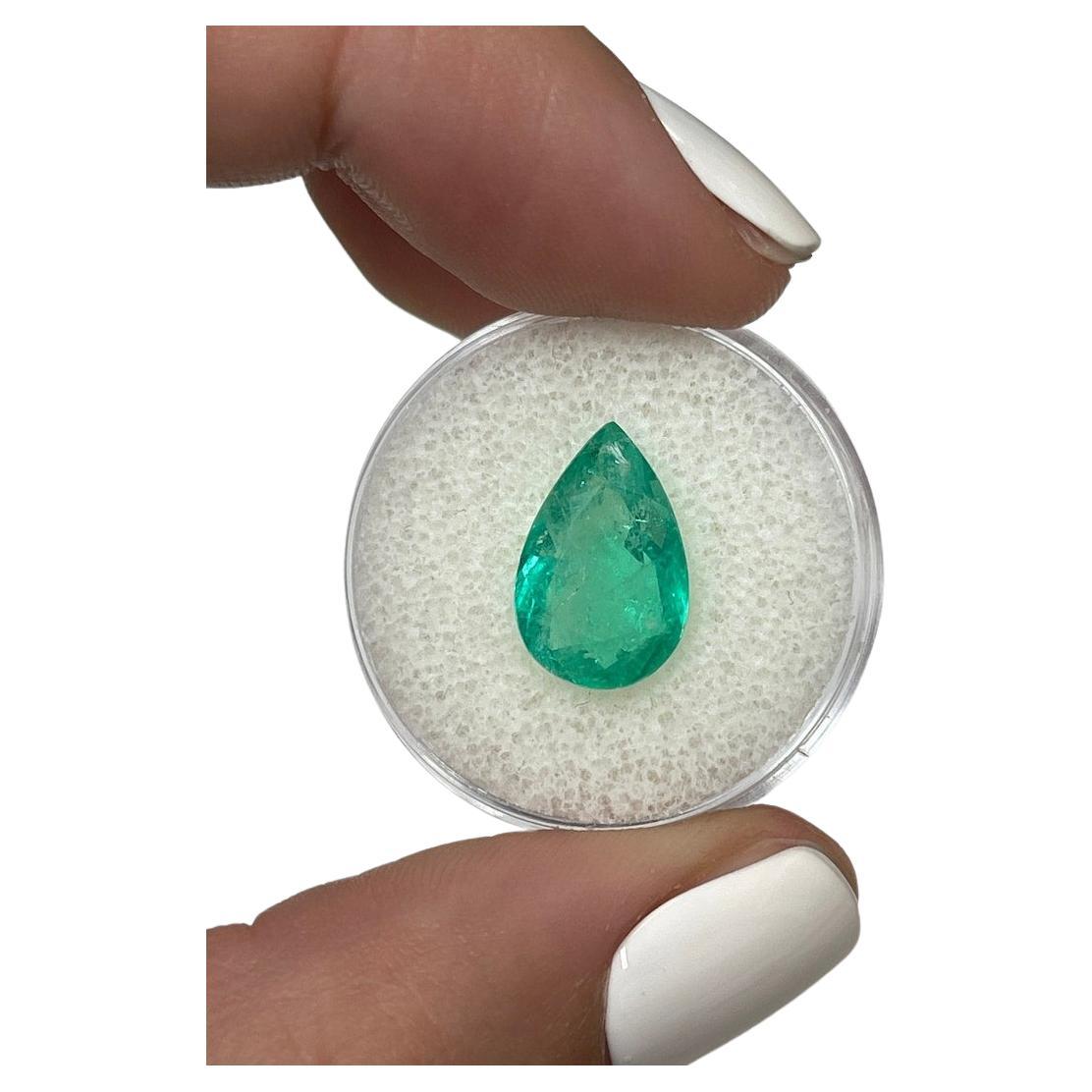 Émeraude colombienne vert clair de 3,87 carats, taille poire, en forme de larme, non sertie May Birthston en vente