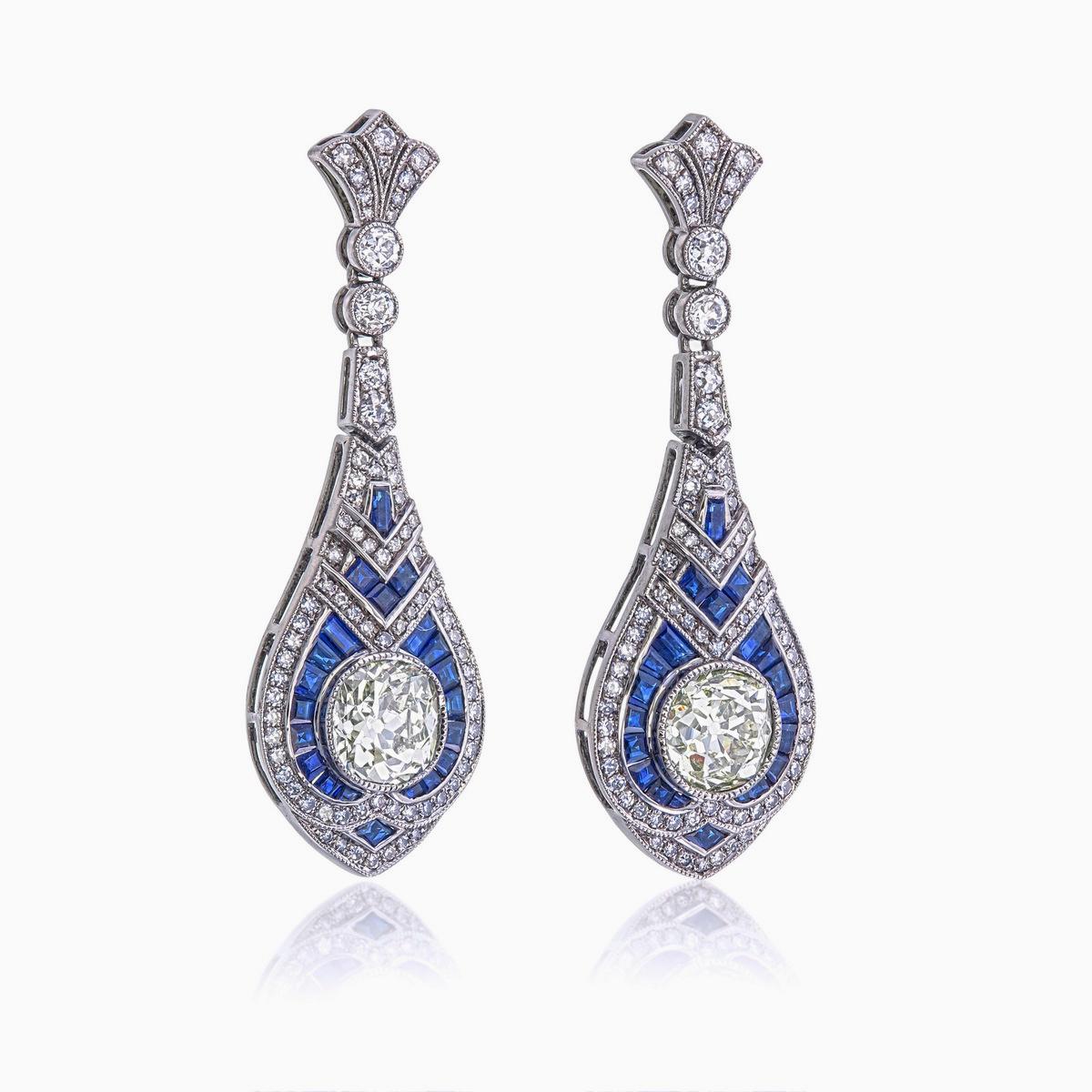  Ces boucles d'oreilles exquises de REWA Jewell présentent une combinaison captivante de charme ancien et d'artisanat contemporain. La pièce maîtresse de chaque boucle d'oreille est un superbe diamant taille ancienne - 2,05 carats et 1,82 carat -