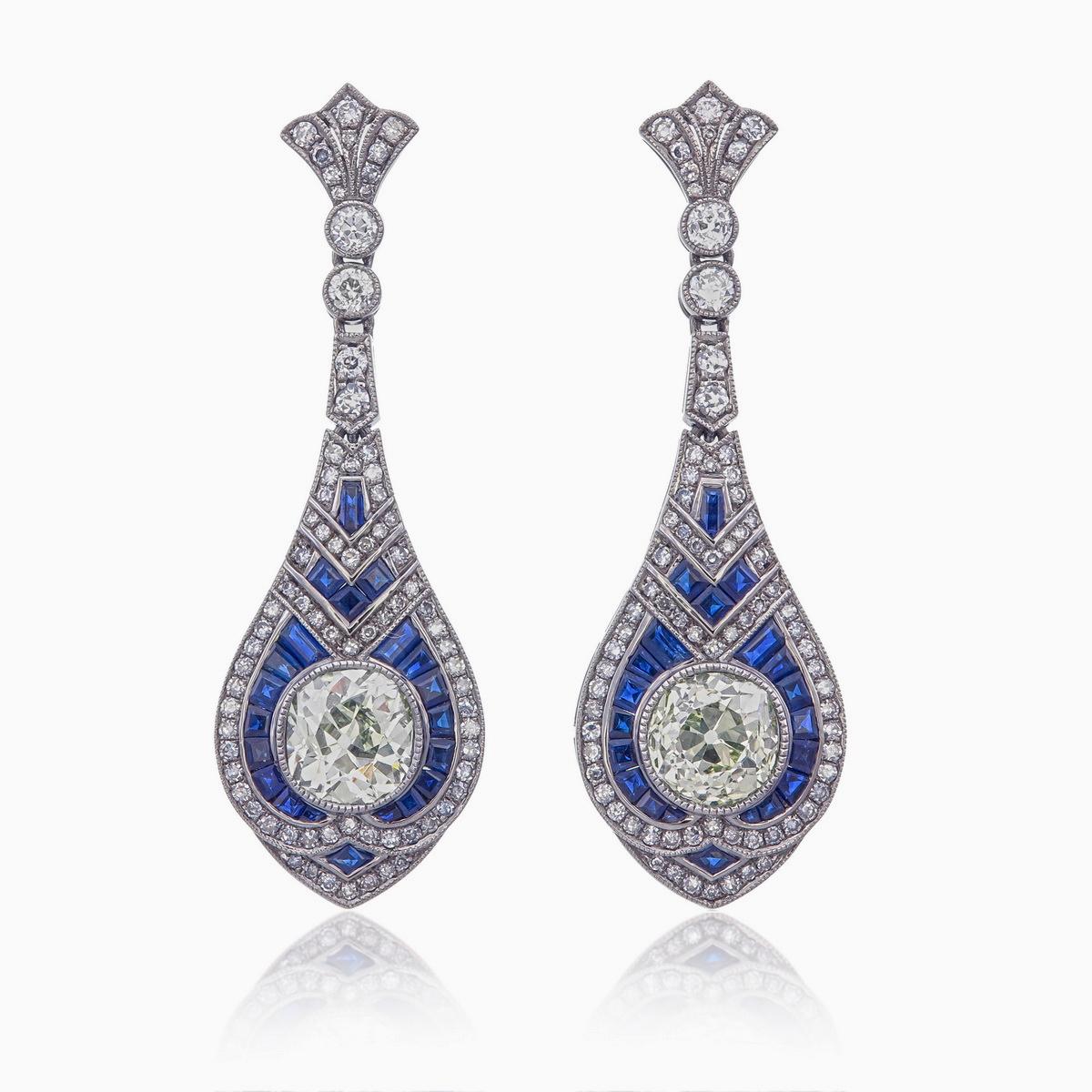 Art déco Boucles d'oreilles en or blanc 18 carats, diamants taille ancienne de 3,87 carats et saphirs bleus en vente