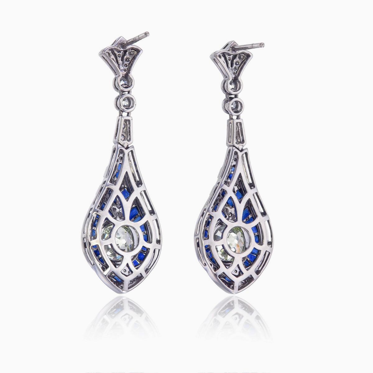 Taille vieille Europe Boucles d'oreilles en or blanc 18 carats, diamants taille ancienne de 3,87 carats et saphirs bleus en vente