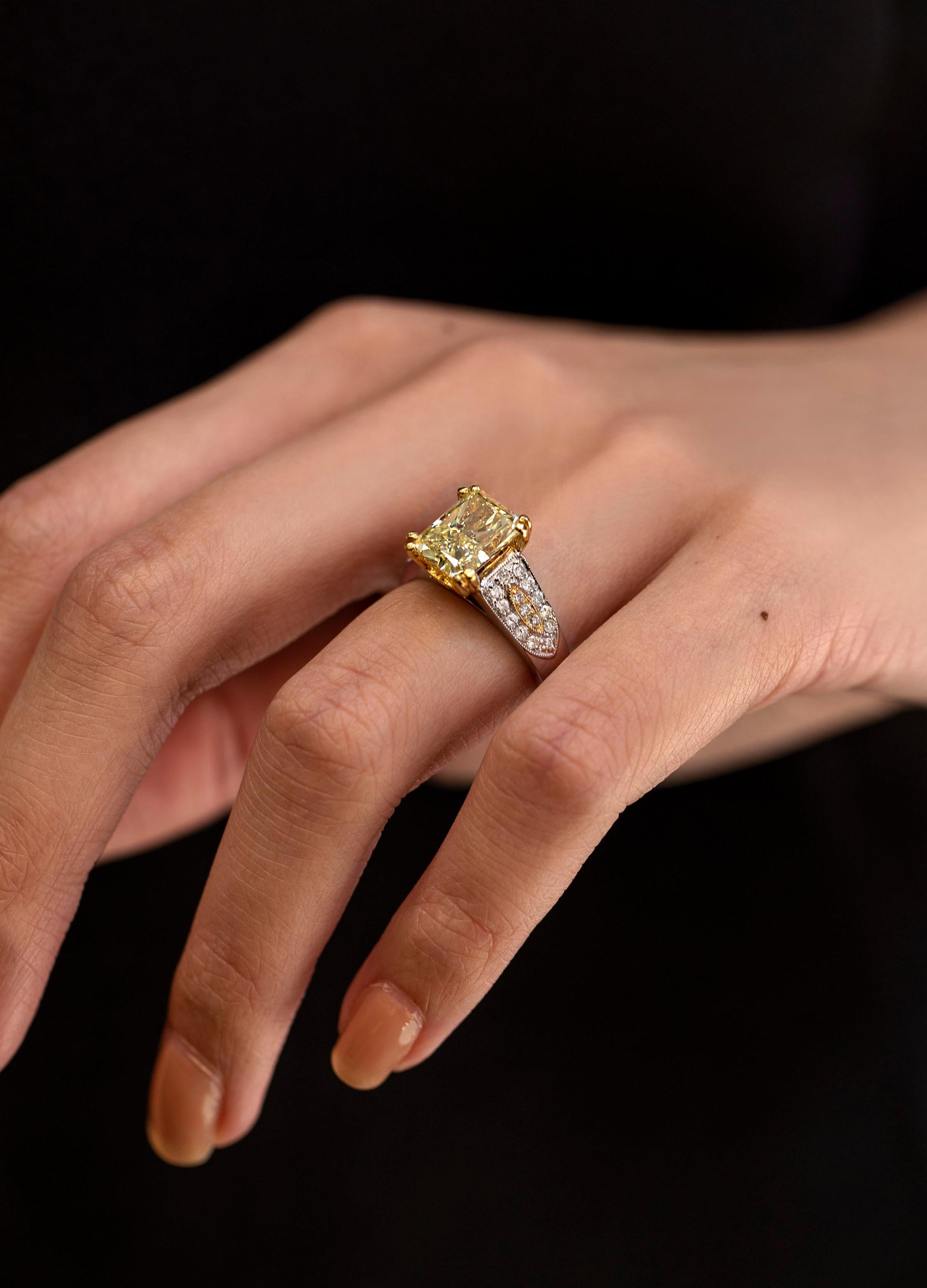 GIA-zertifizierter Verlobungsring mit 3,87 Karat gelbem Fancy-Diamant im Strahlenschliff (Moderne) im Angebot
