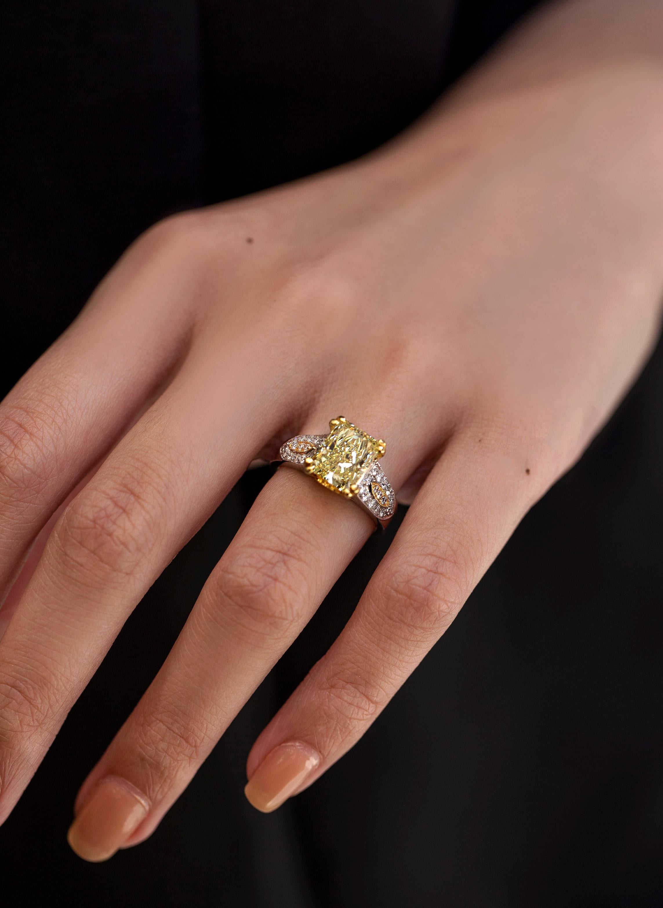 GIA-zertifizierter Verlobungsring mit 3,87 Karat gelbem Fancy-Diamant im Strahlenschliff (Radiantschliff) im Angebot