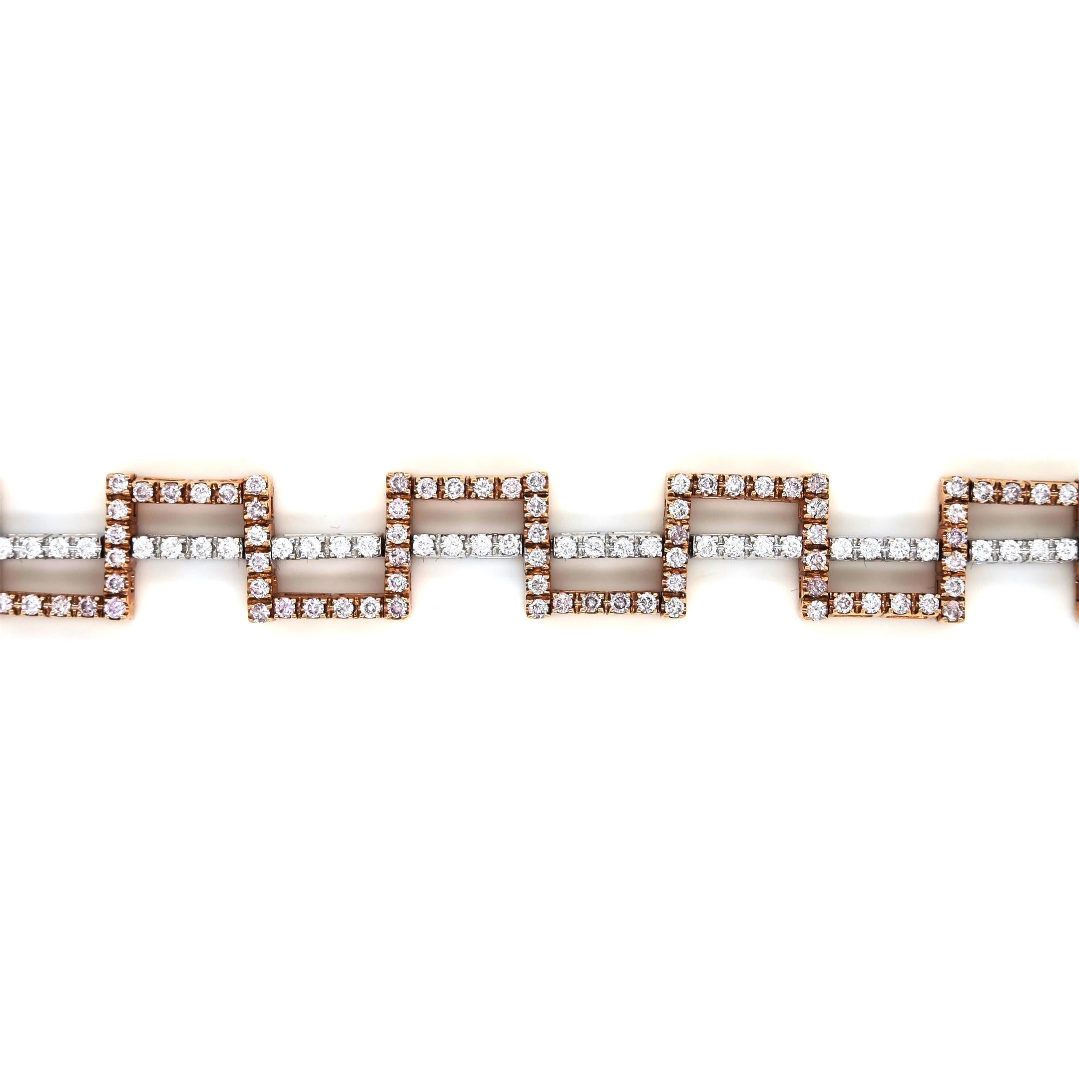 251 Pink Diamond e White Diamond: 3,87 Carati
Metallo: Oro rosa e bianco 18 carati, 25,10 grammi
