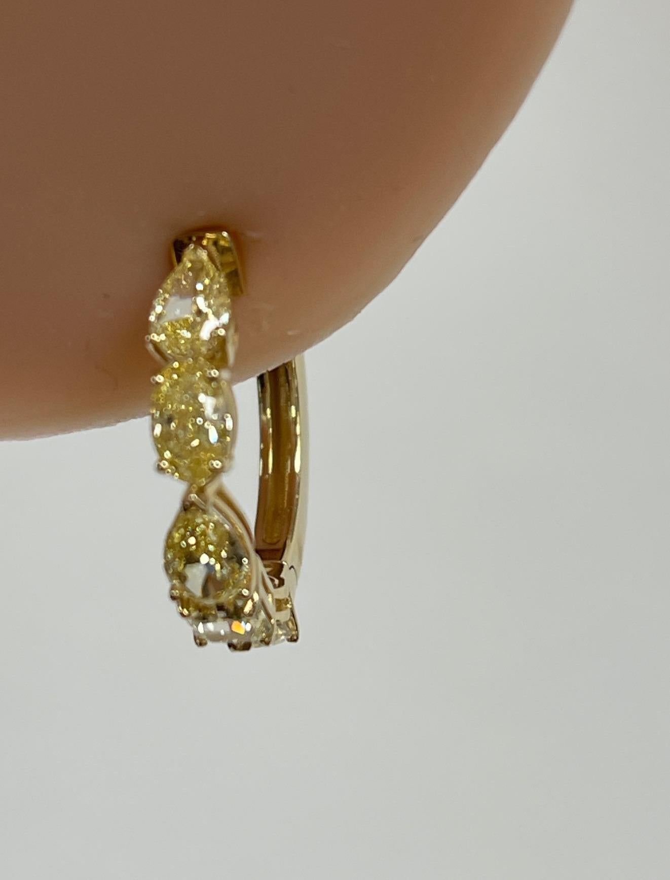 3,87 Ctw. Créoles fantaisie en or jaune 14 carats avec diamants jaunes de forme fantaisie en vente 6