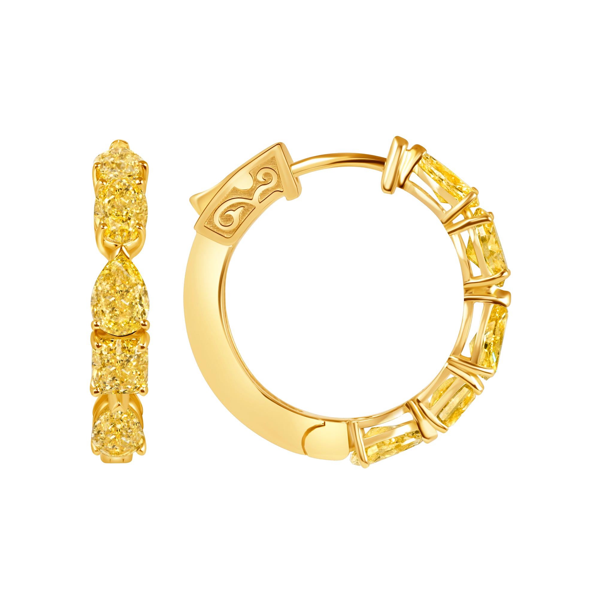 Boucles d'oreilles en or jaune 14 carats avec diamant jaune de forme fantaisie.  Ces boucles d'oreilles ont  dix diamants de forme mixte de couleur jaune fantaisie, pesant au total 3,87 carats.
