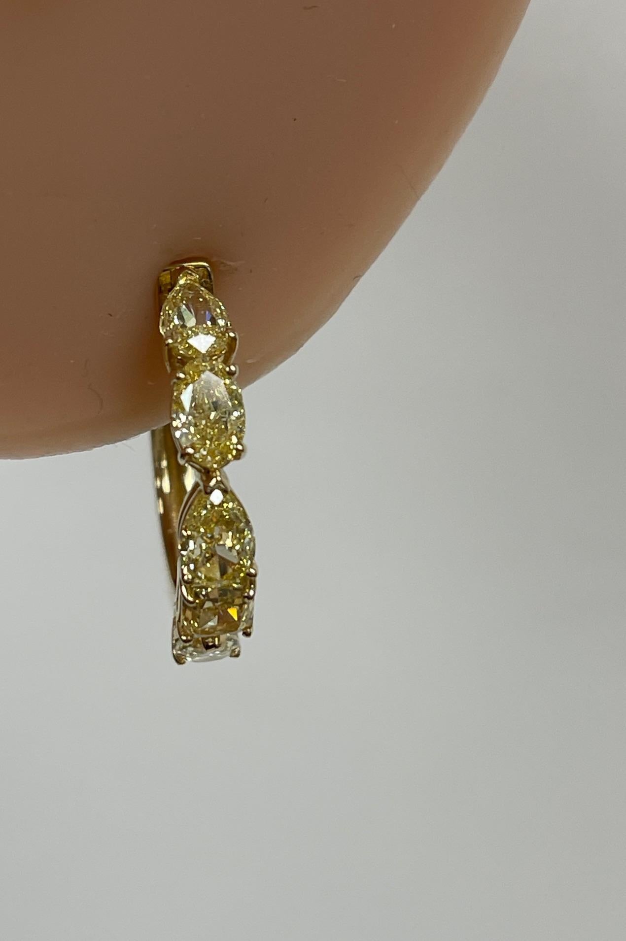 3,87 Ctw. Créoles fantaisie en or jaune 14 carats avec diamants jaunes de forme fantaisie en vente 4