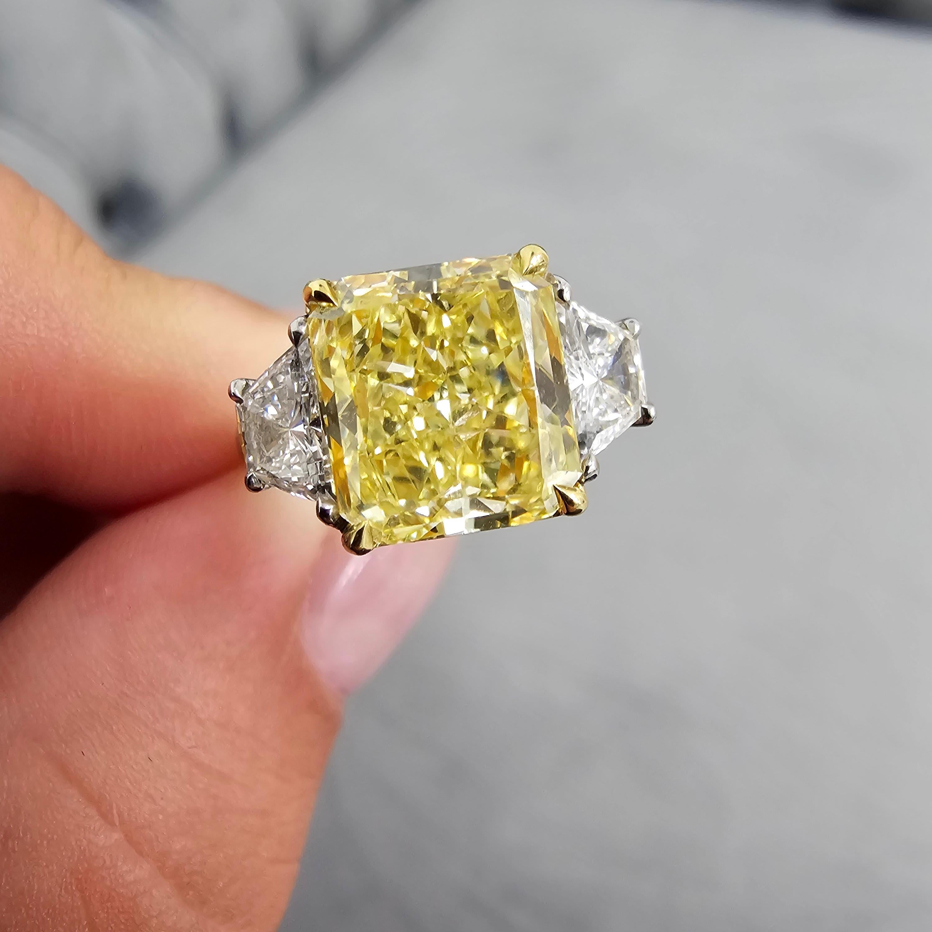 Taille radiant Bague à trois pierres jaune fantaisie VVS2 avec diamants de 3,87 carats en vente