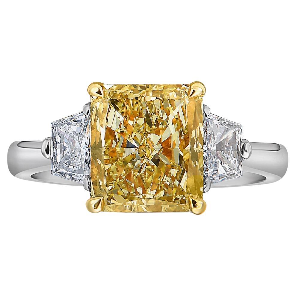 Bague à trois pierres jaune fantaisie VVS2 avec diamants de 3,87 carats