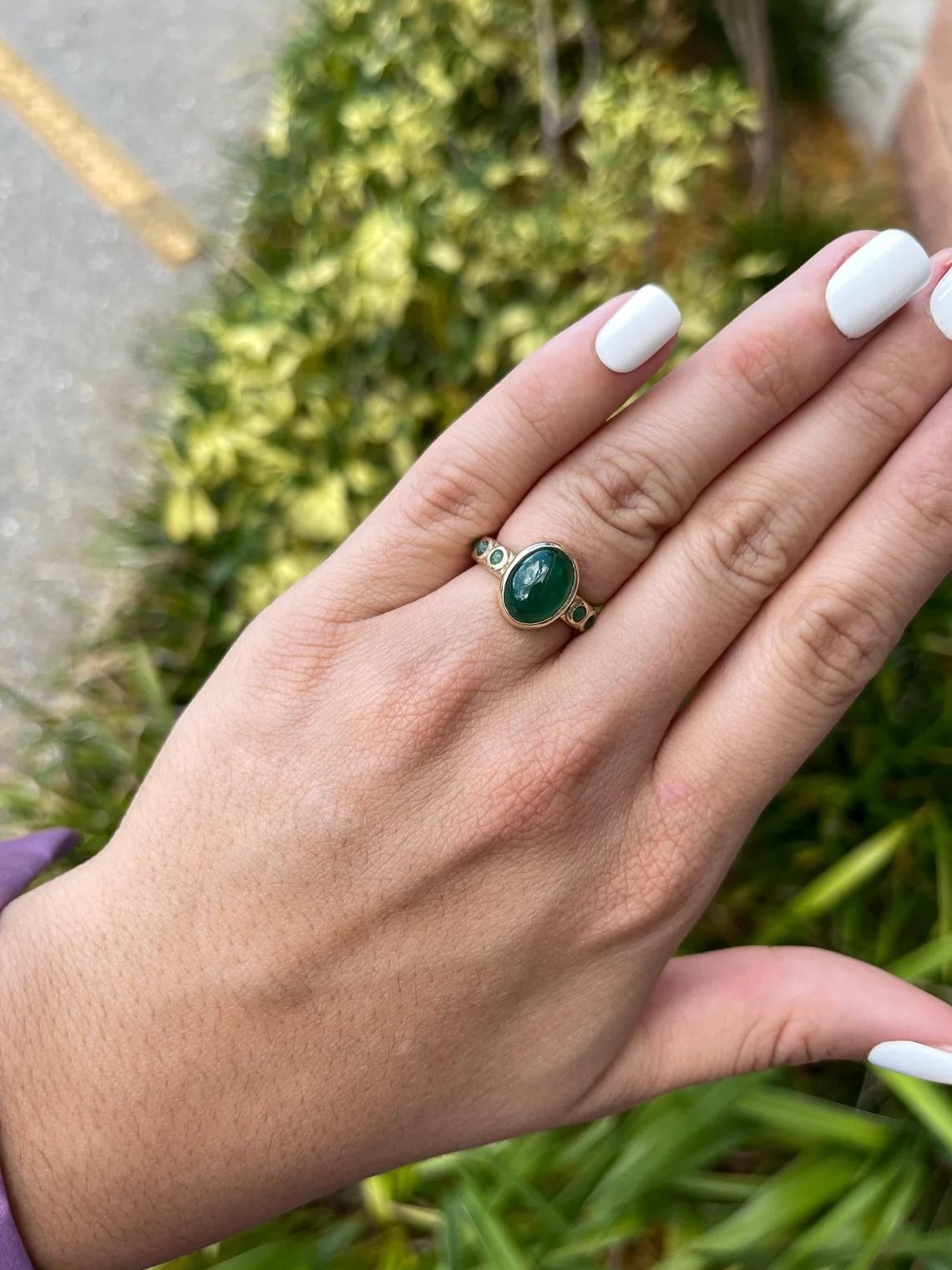 3,87tcw 14K Dunkelgrüner natürlicher Smaragd Cabochon Multi-Gemstein Rosay Gold Ring (Moderne) im Angebot