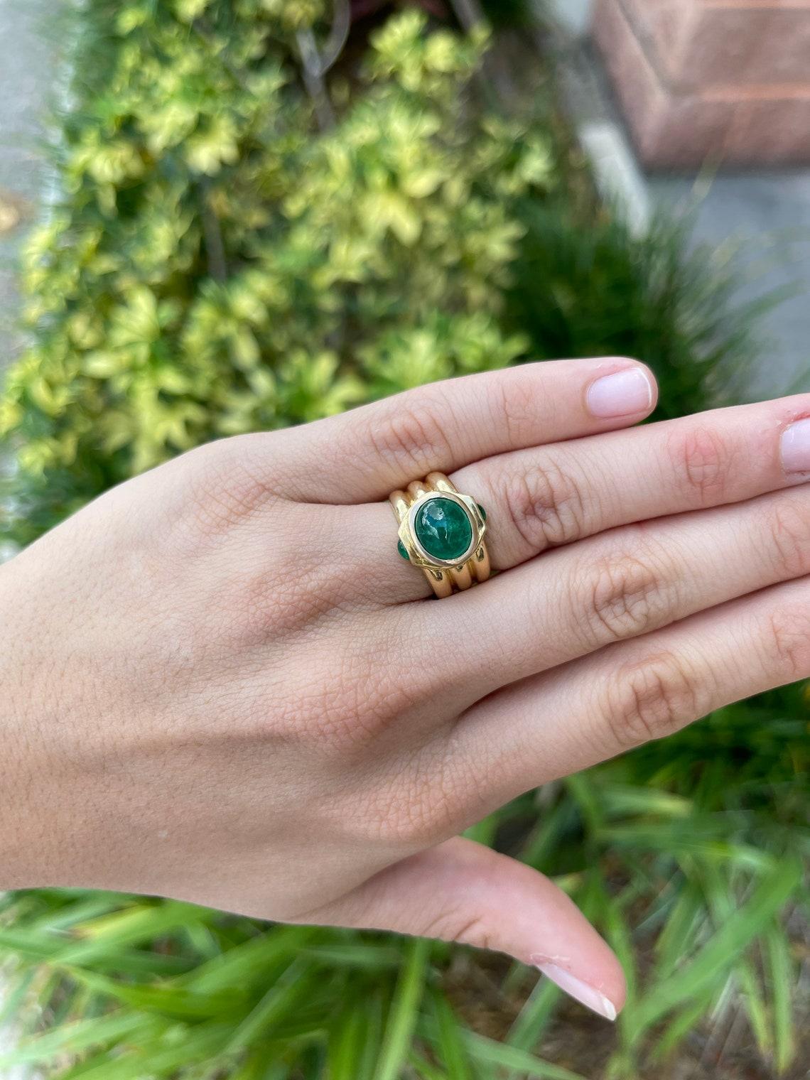 3,87tcw 14K Smaragd-Cabochon-Ring mit drei Steinen im Zustand „Neu“ im Angebot in Jupiter, FL