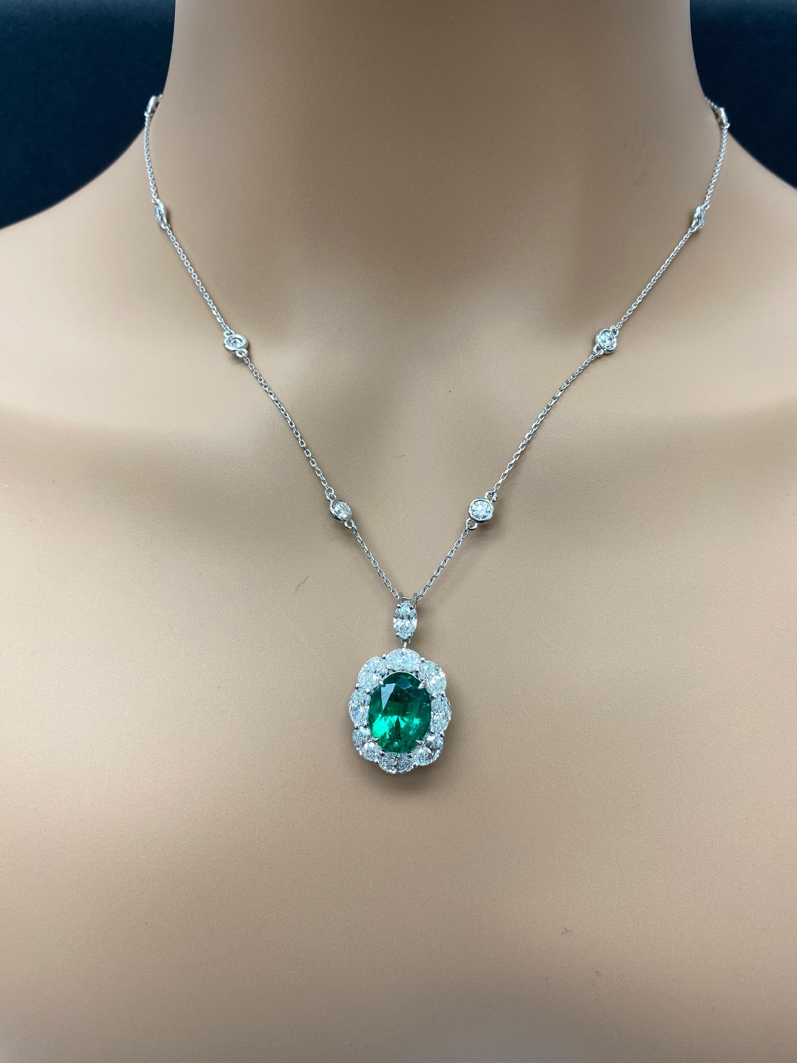 3.88 Carat Oval cut Emerald and Diamond Drop Necklace in 18K WhiteGold In New Condition For Sale In NEW YORK, NY