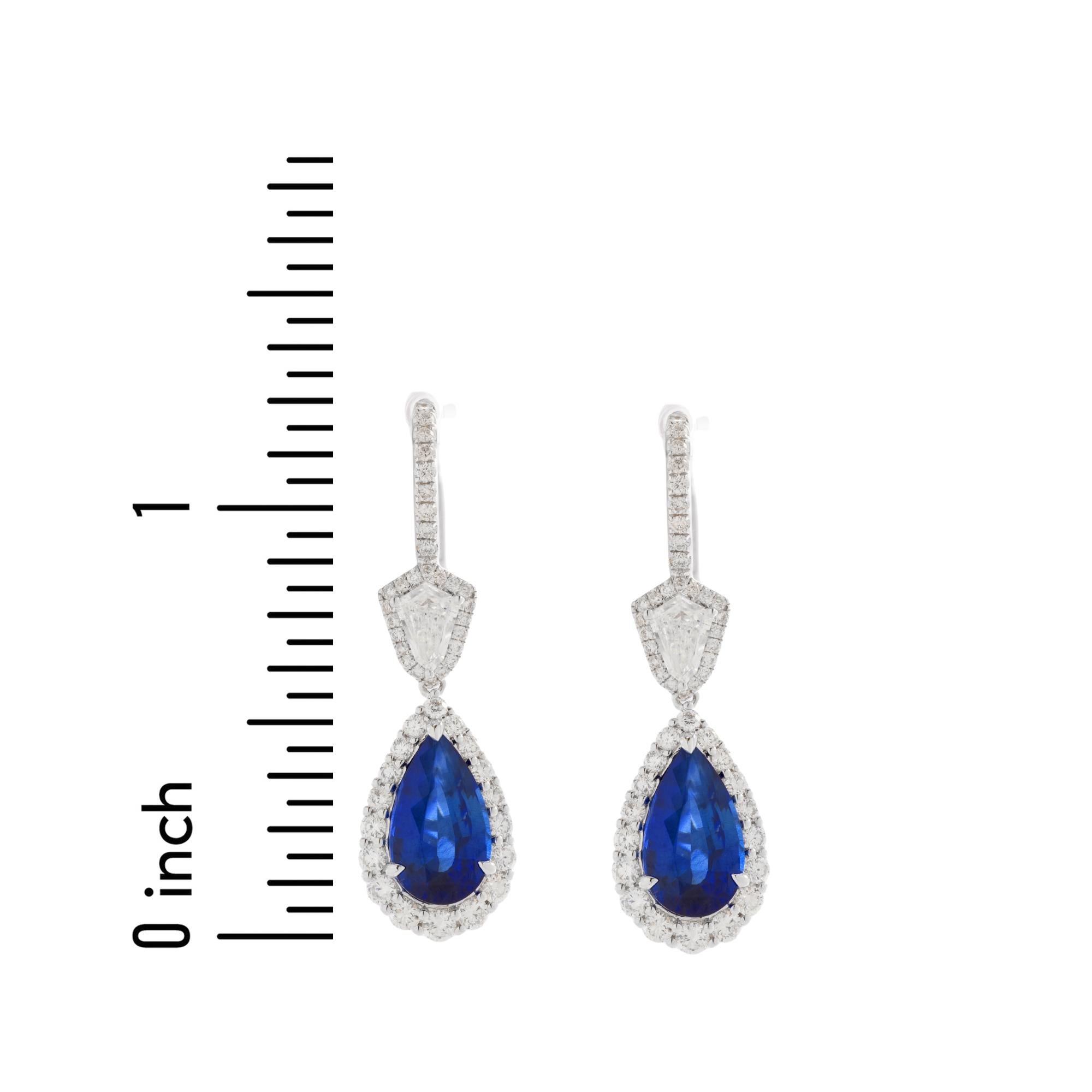 Saisissez l'élégance intemporelle avec ces exquises boucles d'oreilles en forme de saphir, magnifiquement rehaussées de diamants étincelants. Chaque boucle d'oreille est ornée d'un saphir bleu poire vibrant qui oscille doucement à chaque mouvement,