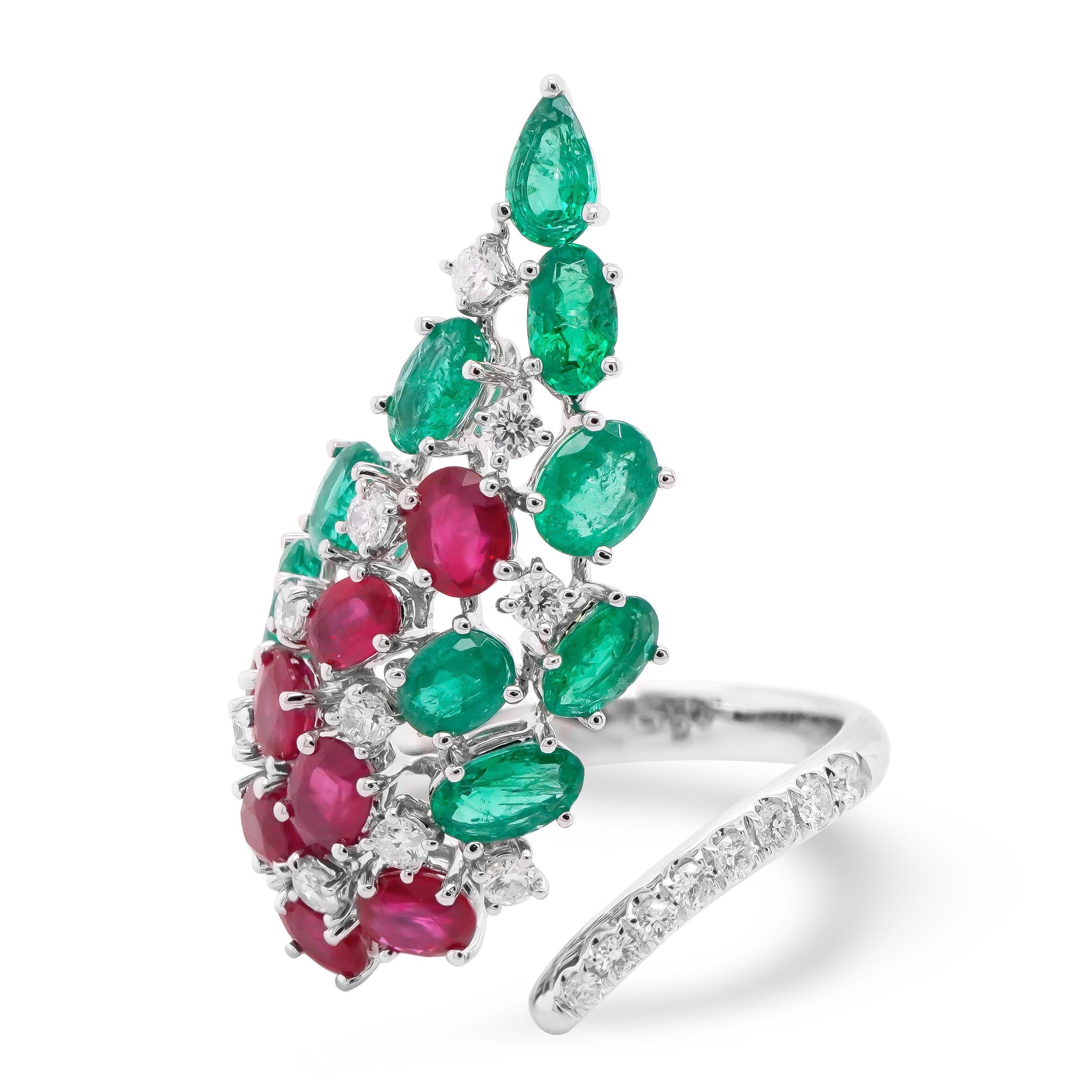 2,18 quilates de rubí rojo vivo de Birmania, 1,70 quilates de esmeralda colombiana y 0,39 quilates de diamante blanco brillante redondo están engastados en este precioso anillo de cóctel. El anillo ha sido Hand Made en Hong Kong y engastado en Oro
