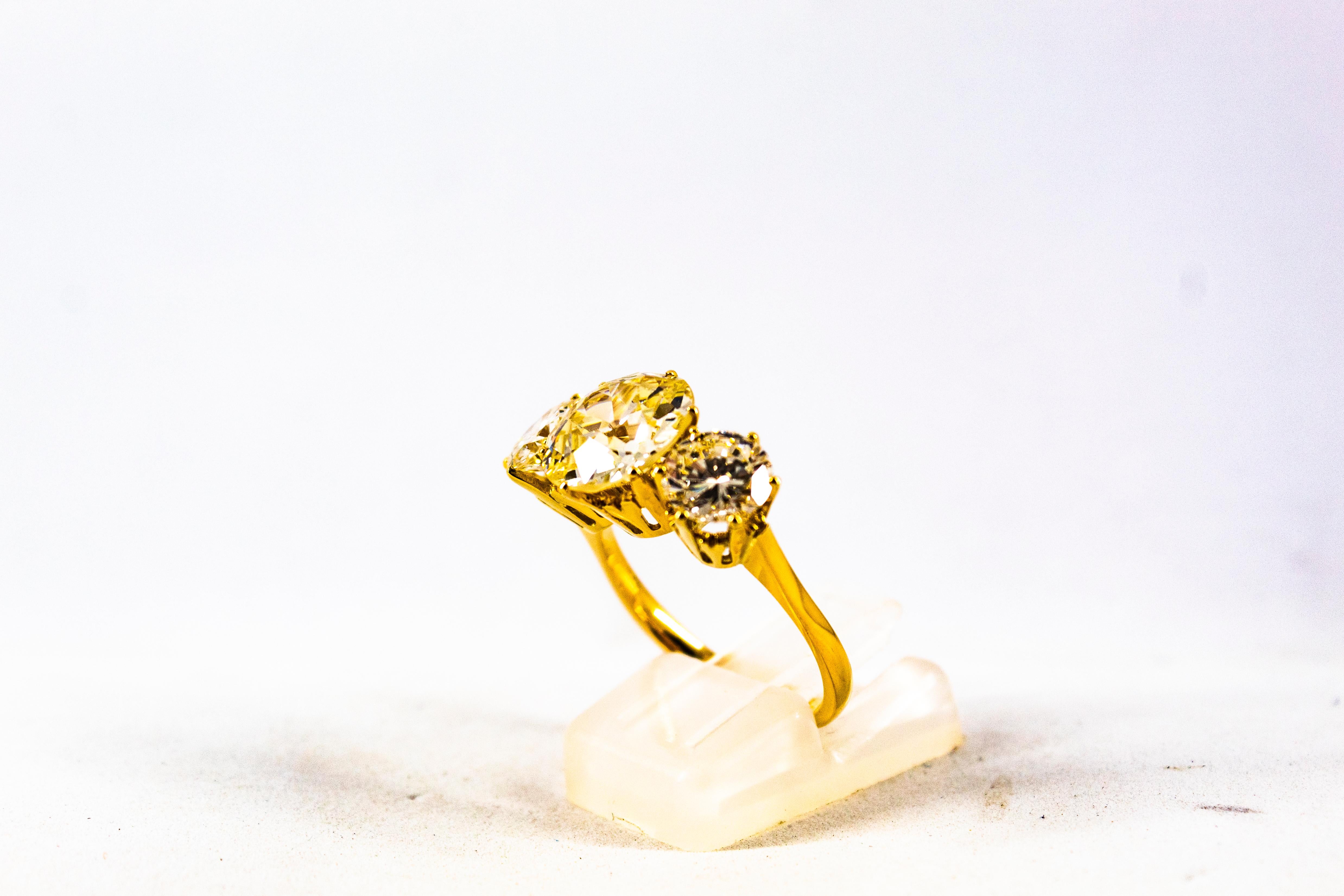 3.88 Carat White Diamond 2.04 Carat White Diamond Yellow Gold Trilogy Ring In New Condition In Naples, IT