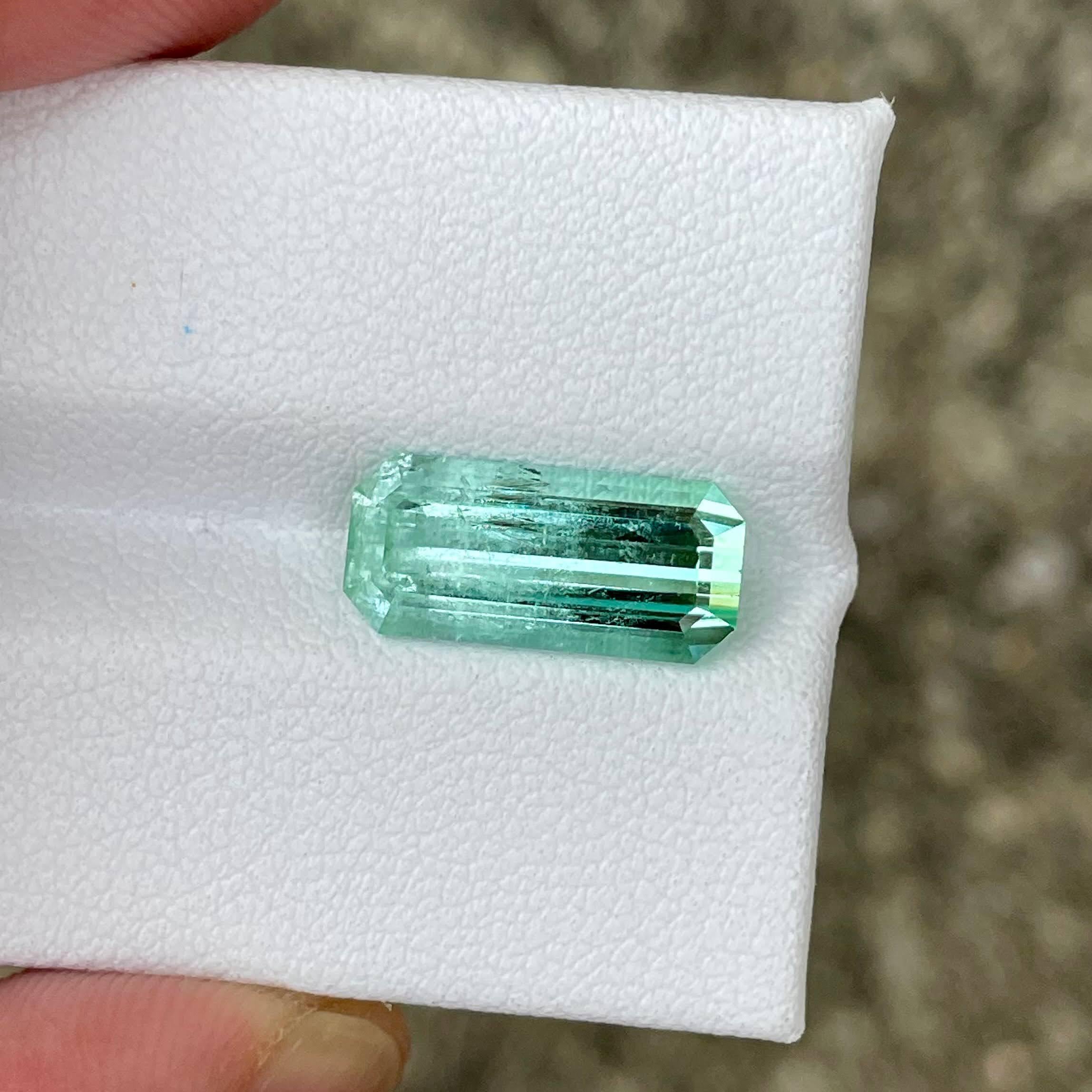 Poids 3,88 carats
Dimensions 13,9x6,4x4,9 mm
Clarté incluse
Origine Afghanistan
Traitement Aucun
Forme Octogone
Taille Step Emerald Cut



La tourmaline bleue Sea foam de 3,88 carats présente une taille émeraude envoûtante, provenant des riches