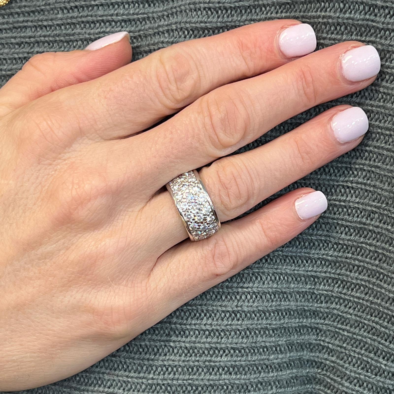 Moderne Alliance d'éternité en or blanc 18 carats avec diamants ronds brillants de 3,88 carats en vente