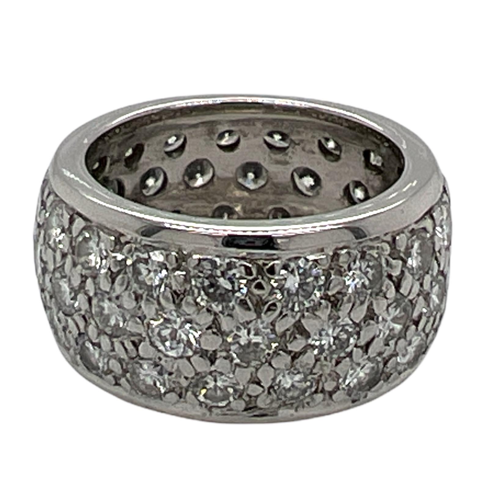 Taille ronde Alliance d'éternité en or blanc 18 carats avec diamants ronds brillants de 3,88 carats en vente