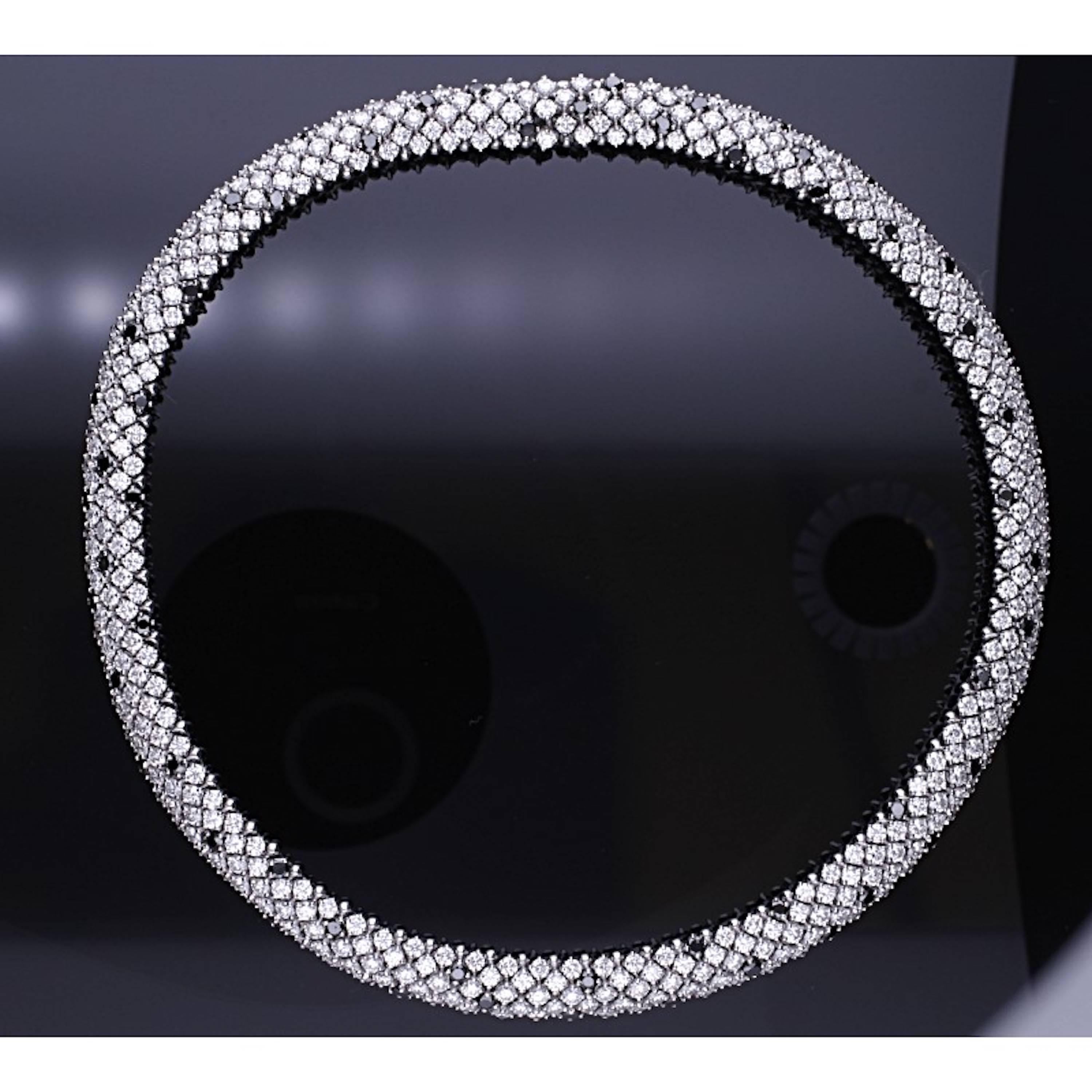 Stunning 18 kt. white gold flexible necklace with 33.48 carat of diamonds and 5.40 carat of black diamonds.
Hand-made in Italy.
