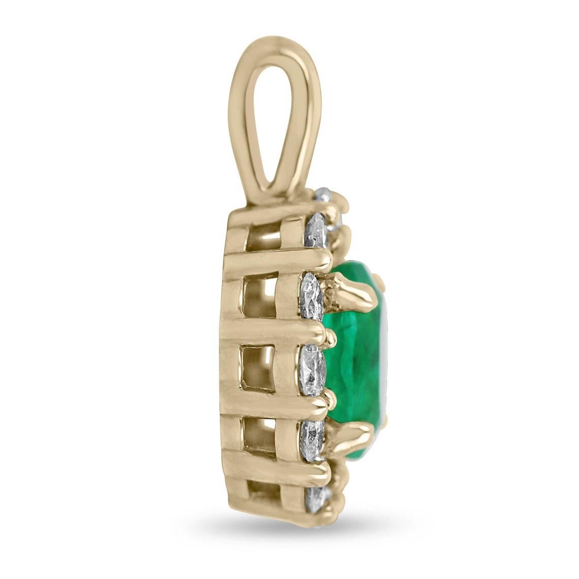 Ce pendentif en or jaune 18 carats est composé d'une émeraude colombienne ovale de qualité AAA et d'un diamant. L'émeraude est d'un vert foncé brillant et éclatant, d'une transparence incroyable. Elle est mise en valeur par une monture simple à