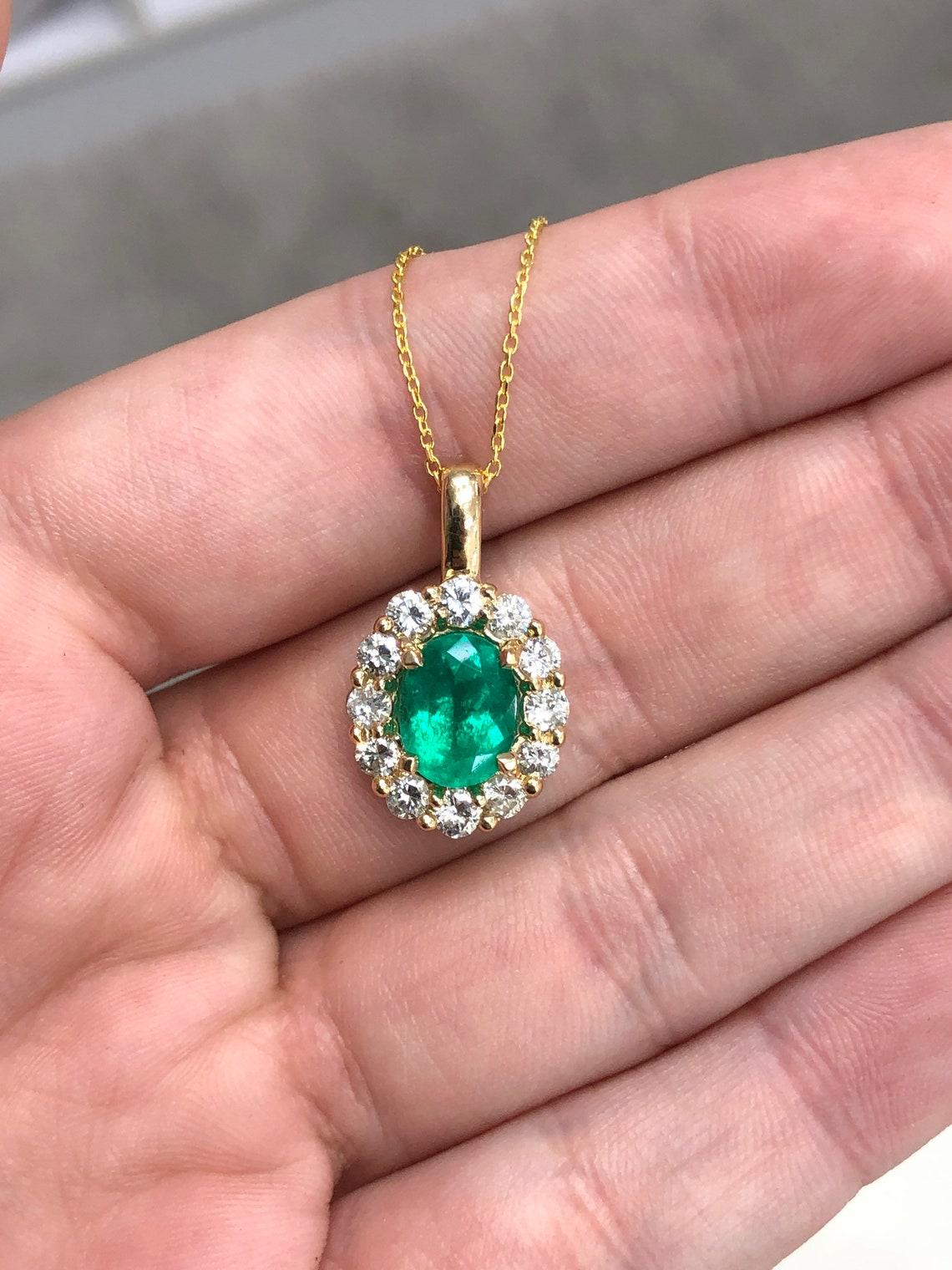 Moderne Pendentif d'anniversaire en or 18 carats avec émeraude colombienne ovale et halo de diamants de 3,88 carats AAA+ en vente