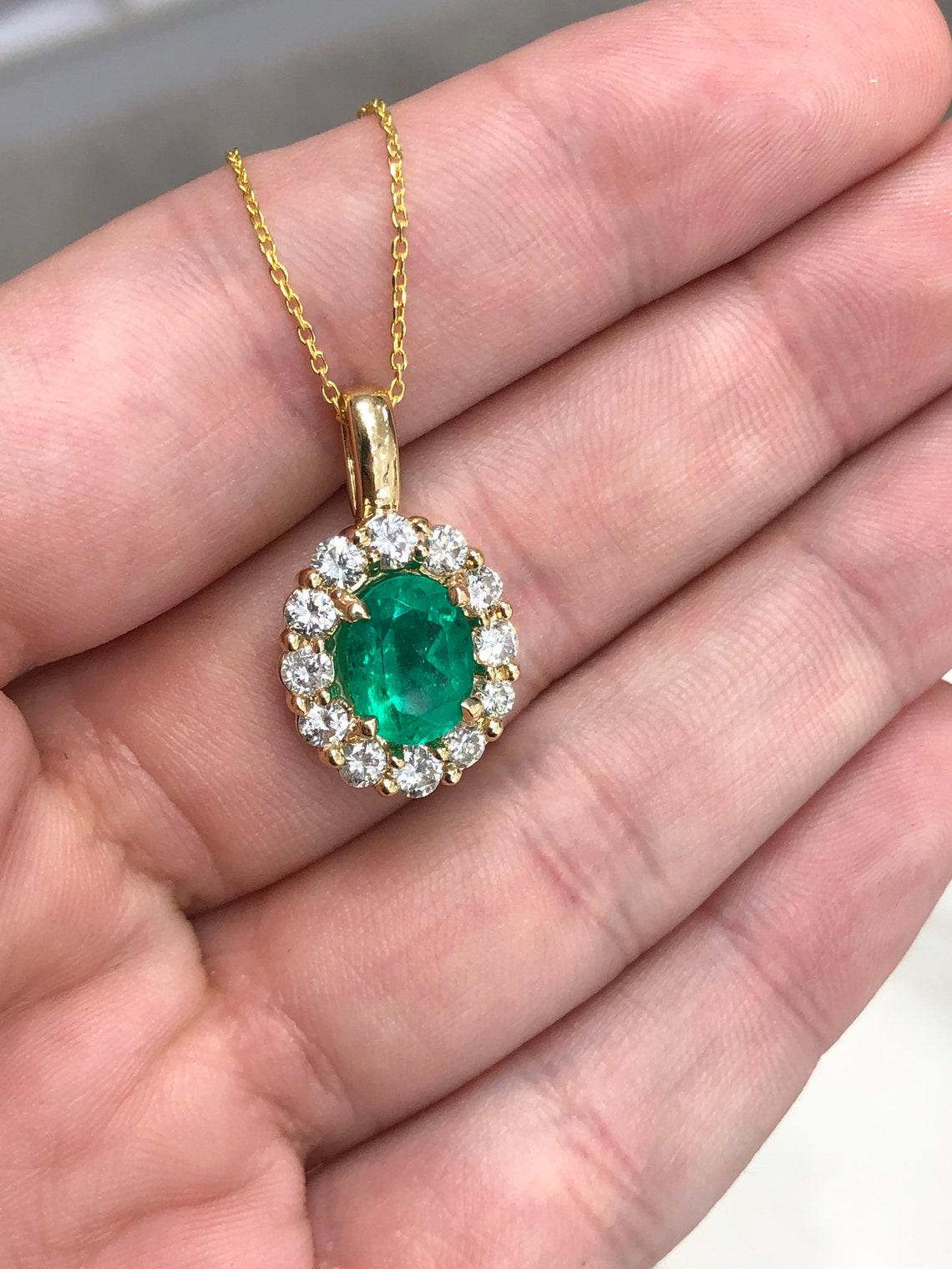 Taille ovale Pendentif d'anniversaire en or 18 carats avec émeraude colombienne ovale et halo de diamants de 3,88 carats AAA+ en vente