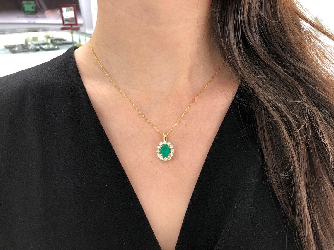 Pendentif d'anniversaire en or 18 carats avec émeraude colombienne ovale et halo de diamants de 3,88 carats AAA+ Neuf - En vente à Jupiter, FL