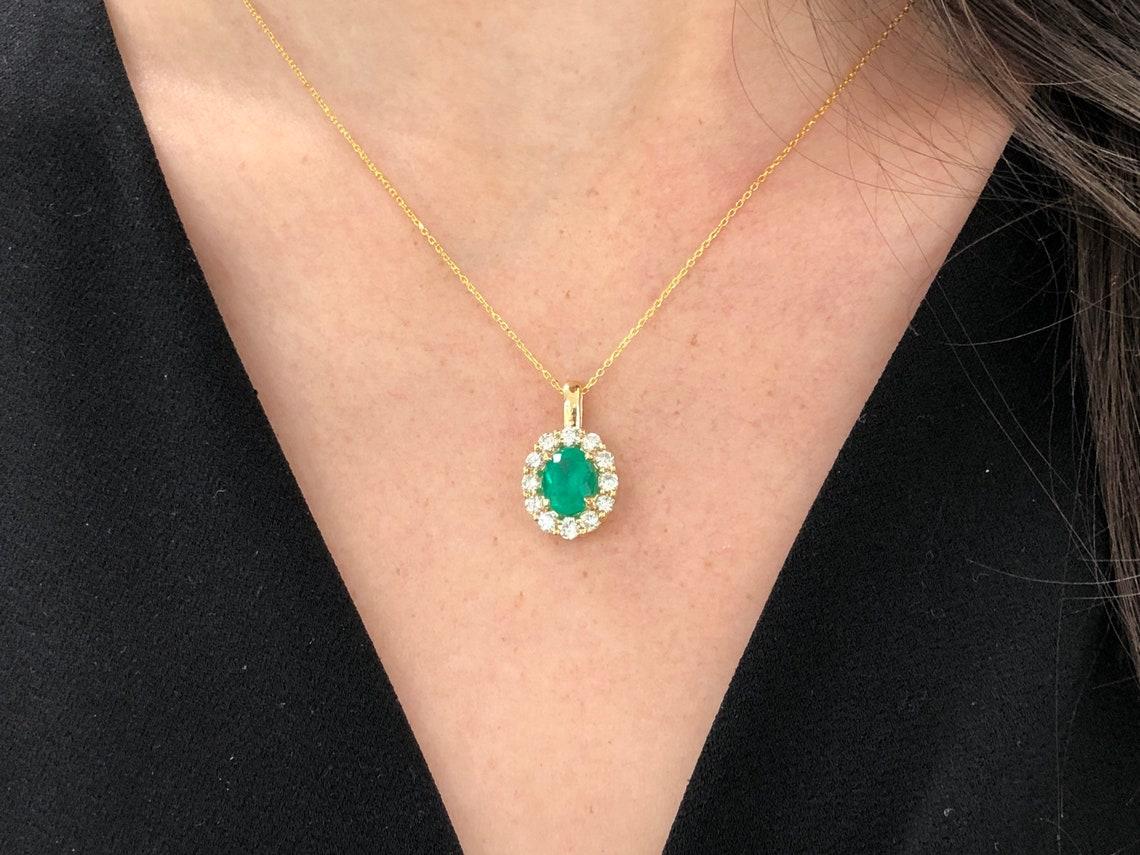 Pendentif d'anniversaire en or 18 carats avec émeraude colombienne ovale et halo de diamants de 3,88 carats AAA+ Pour femmes en vente