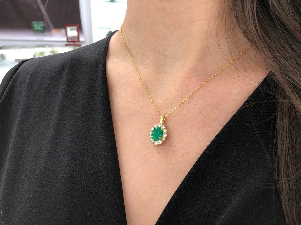 Pendentif d'anniversaire en or 18 carats avec émeraude colombienne ovale et halo de diamants de 3,88 carats AAA+ en vente 1