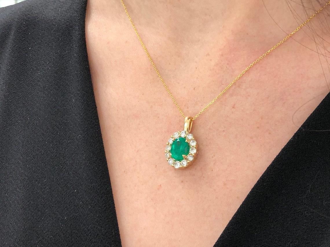 Pendentif d'anniversaire en or 18 carats avec émeraude colombienne ovale et halo de diamants de 3,88 carats AAA+ en vente 2