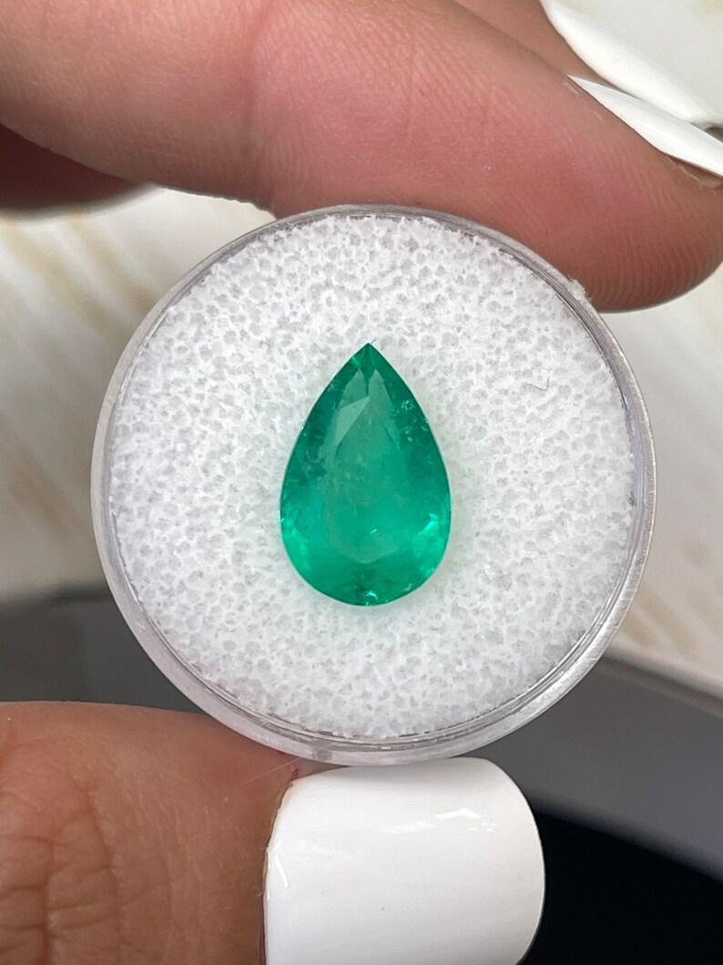 Piedra: Esmeralda
Peso: 3,89 quilates
Forma: Corte Pera
Claridad: Transparente
Lustre: Muy bueno
Color: Verde amarillento brillante
Medidas: 13,57 mm x 8,87 mm x 5,90 mm
Origen geográfico: Colombia
Tratamiento: Natural, Engrasado

Observaciones: