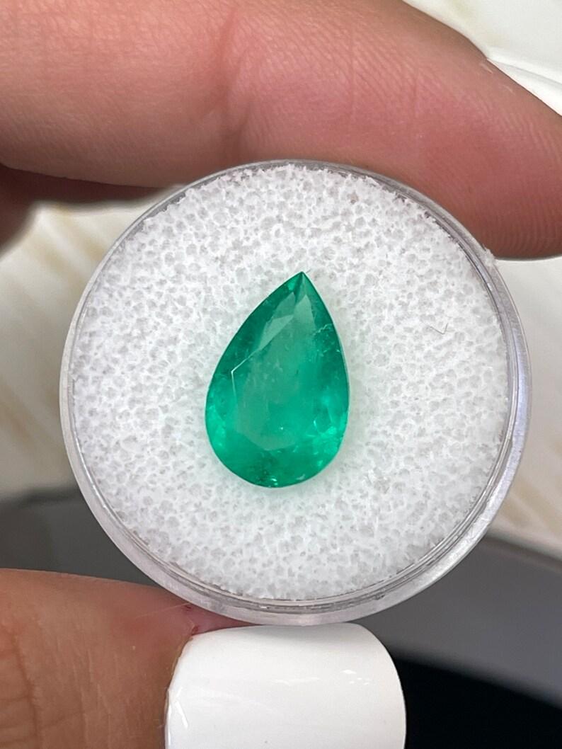 Esmeralda colombiana verde mediana de 3,89 quilates 13,5x9 - Gema del mes de mayo talla pera Corte pera en venta