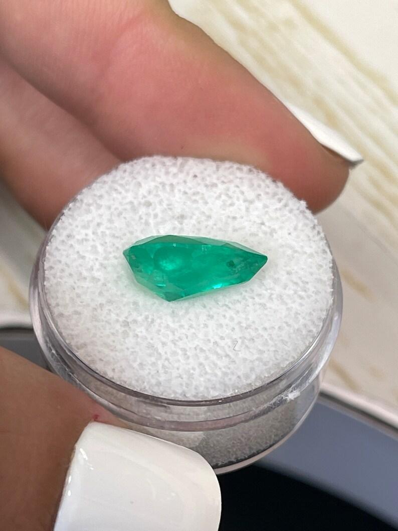 Esmeralda colombiana verde mediana de 3,89 quilates 13,5x9 - Gema del mes de mayo talla pera en Nuevo estado para la venta en Jupiter, FL