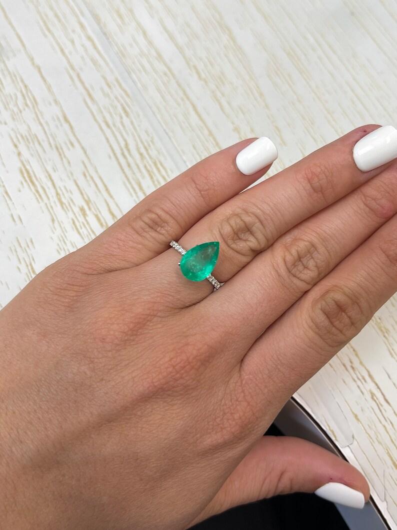 Esmeralda colombiana verde mediana de 3,89 quilates 13,5x9 - Gema del mes de mayo talla pera en venta 1