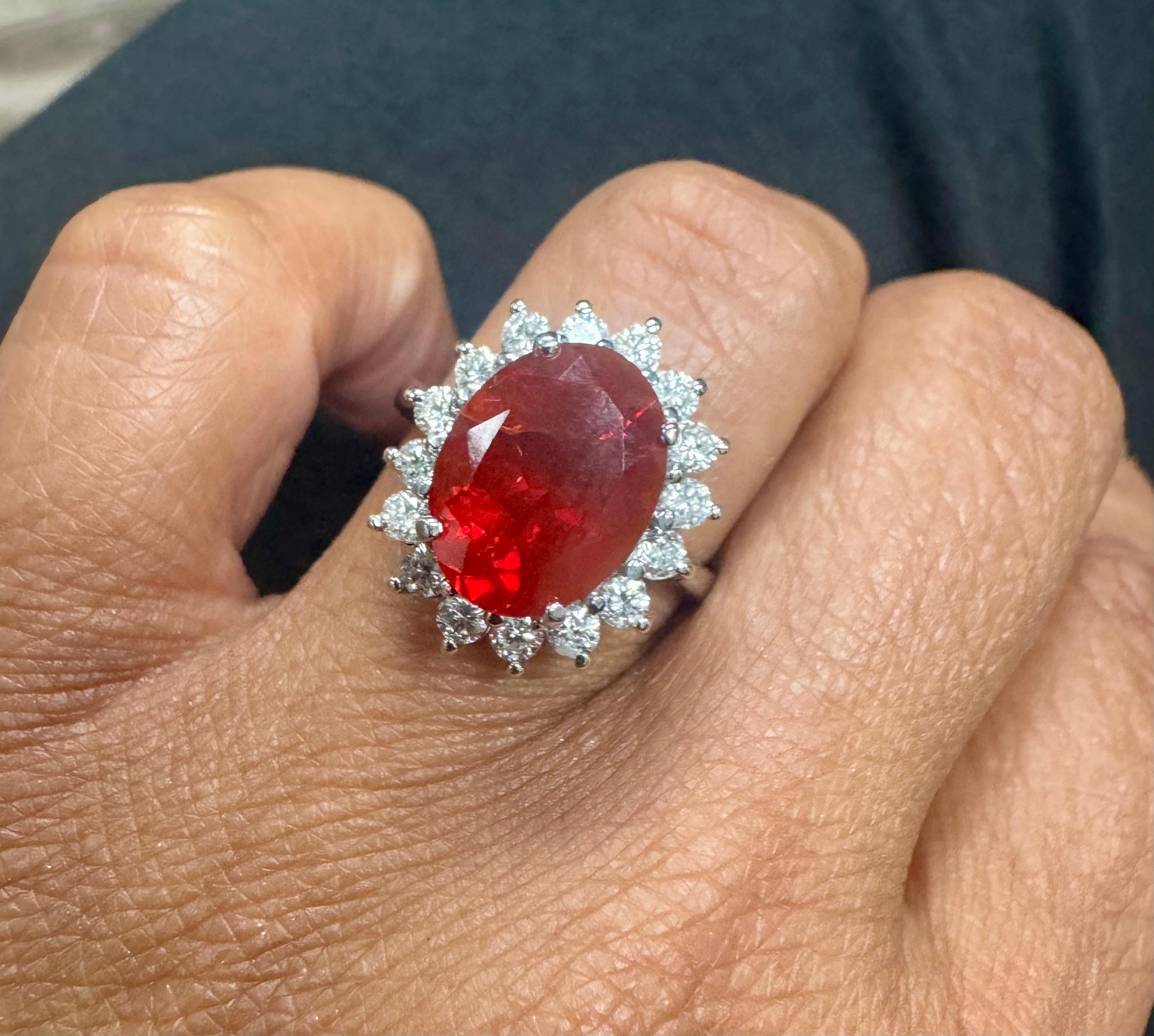 Bague cocktail en or blanc 14 carats avec opale de feu de 3,89 carats et diamants en vente 4