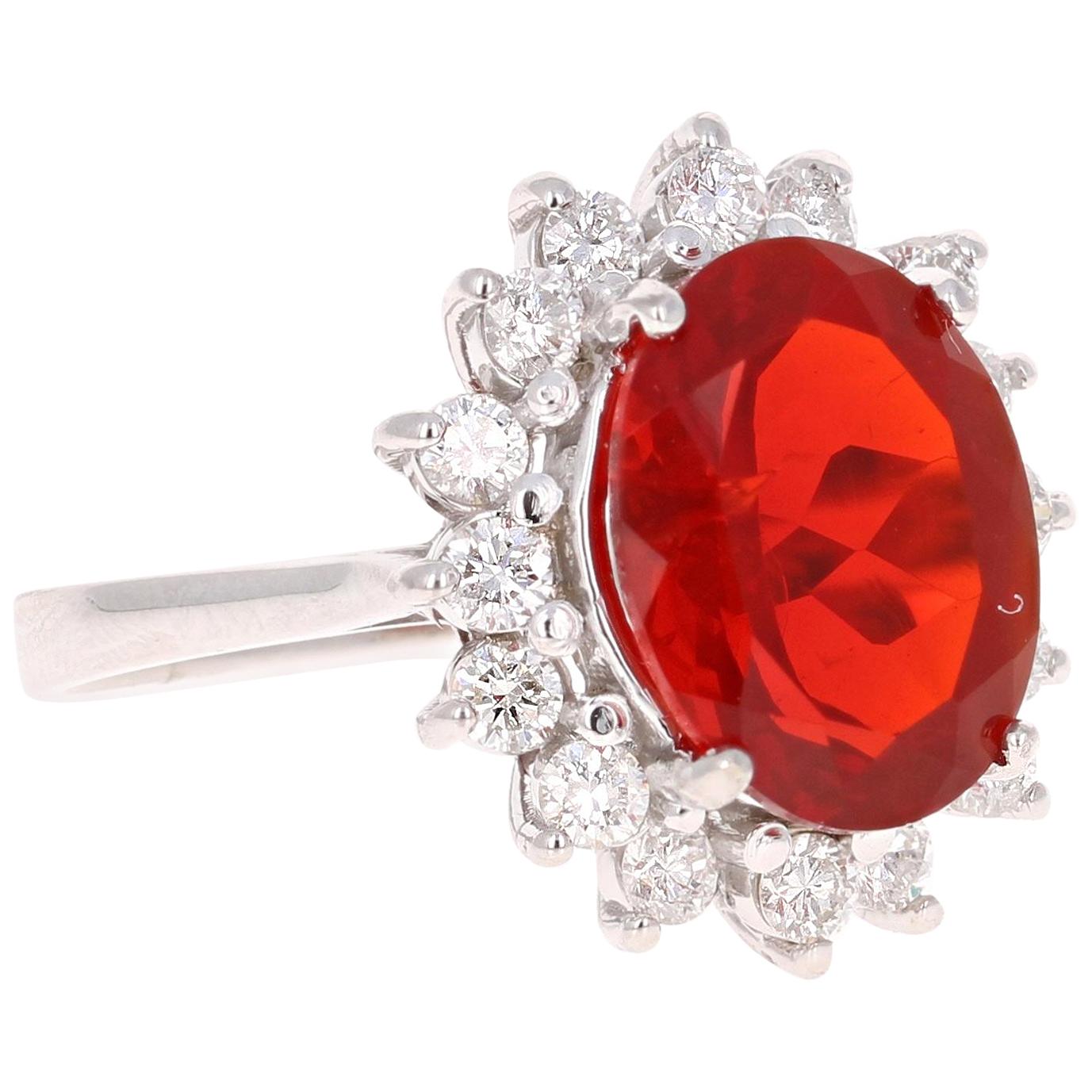 Bague cocktail en or blanc 14 carats avec opale de feu de 3,89 carats et diamants

Magnifique bague en opale de feu et diamant. Cette bague est ornée d'une opale de feu de 3,16 carats de taille ovale au centre de l'anneau, entourée d'un halo de 16