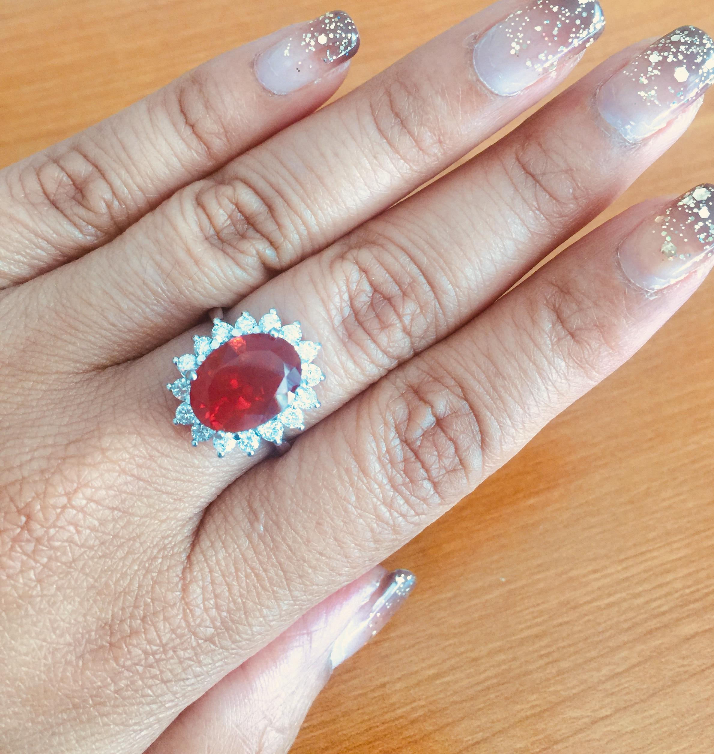 Taille ovale Bague cocktail en or blanc 14 carats avec opale de feu de 3,89 carats et diamants en vente