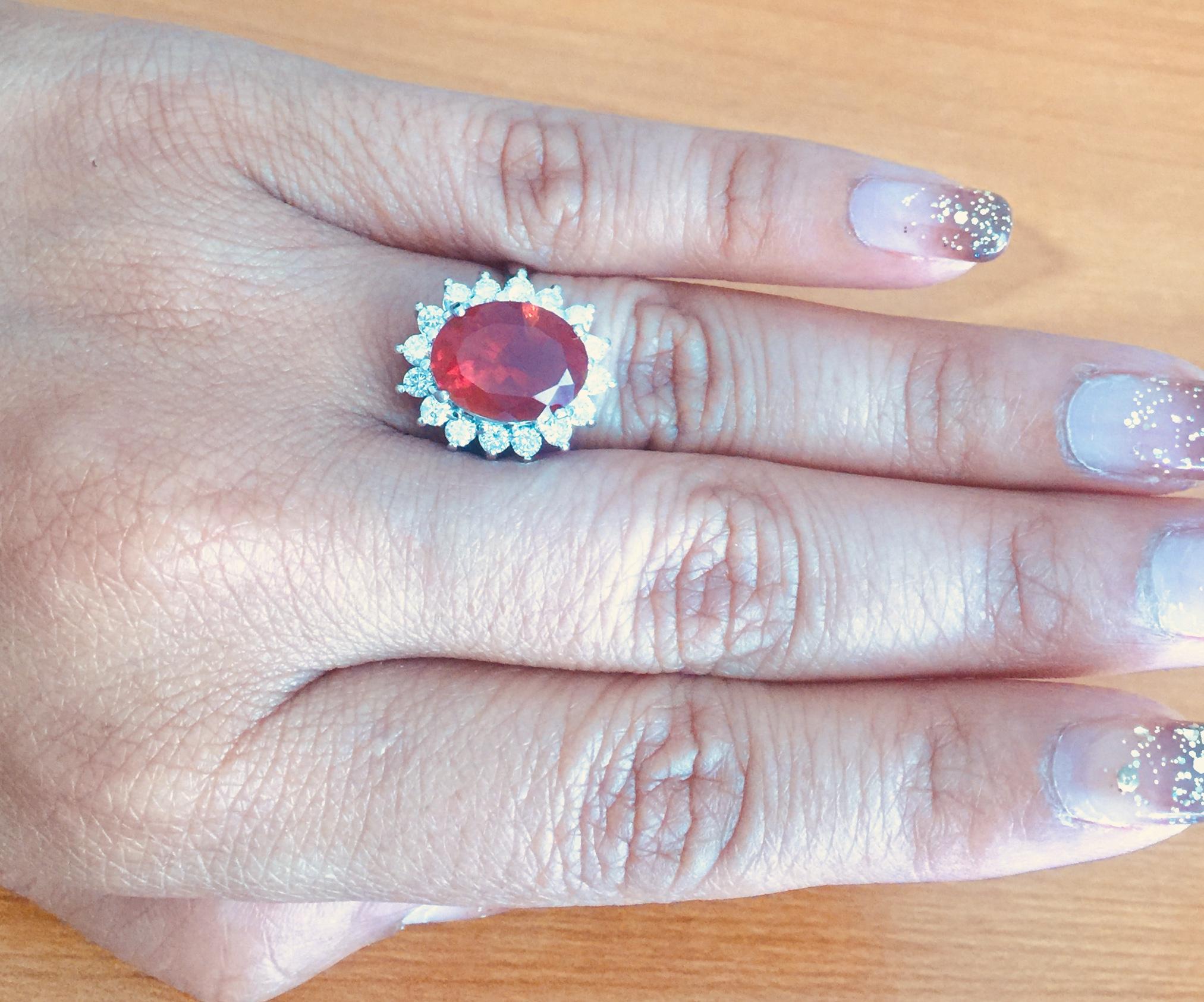 Bague cocktail en or blanc 14 carats avec opale de feu de 3,89 carats et diamants Neuf - En vente à Los Angeles, CA