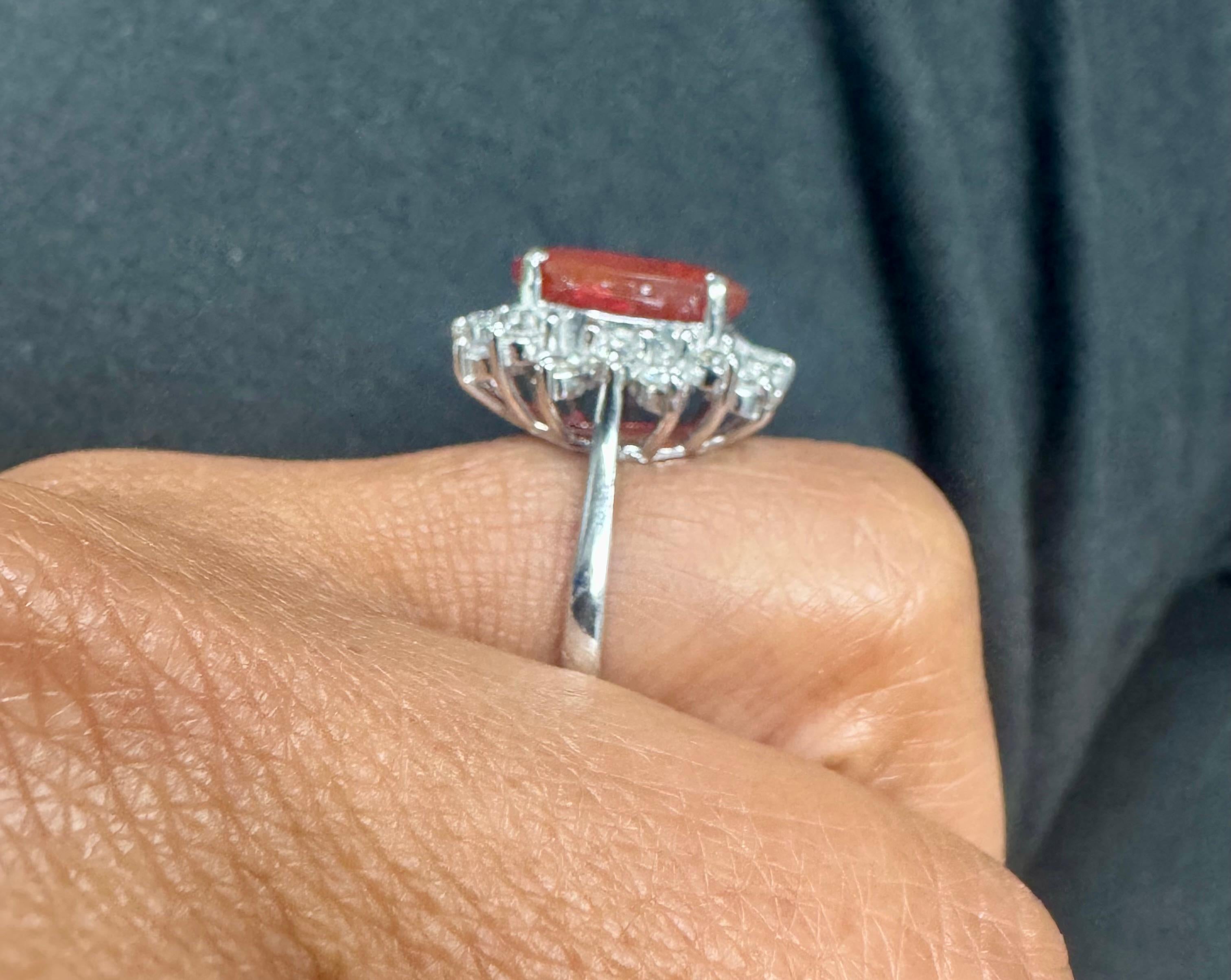 Bague cocktail en or blanc 14 carats avec opale de feu de 3,89 carats et diamants en vente 3