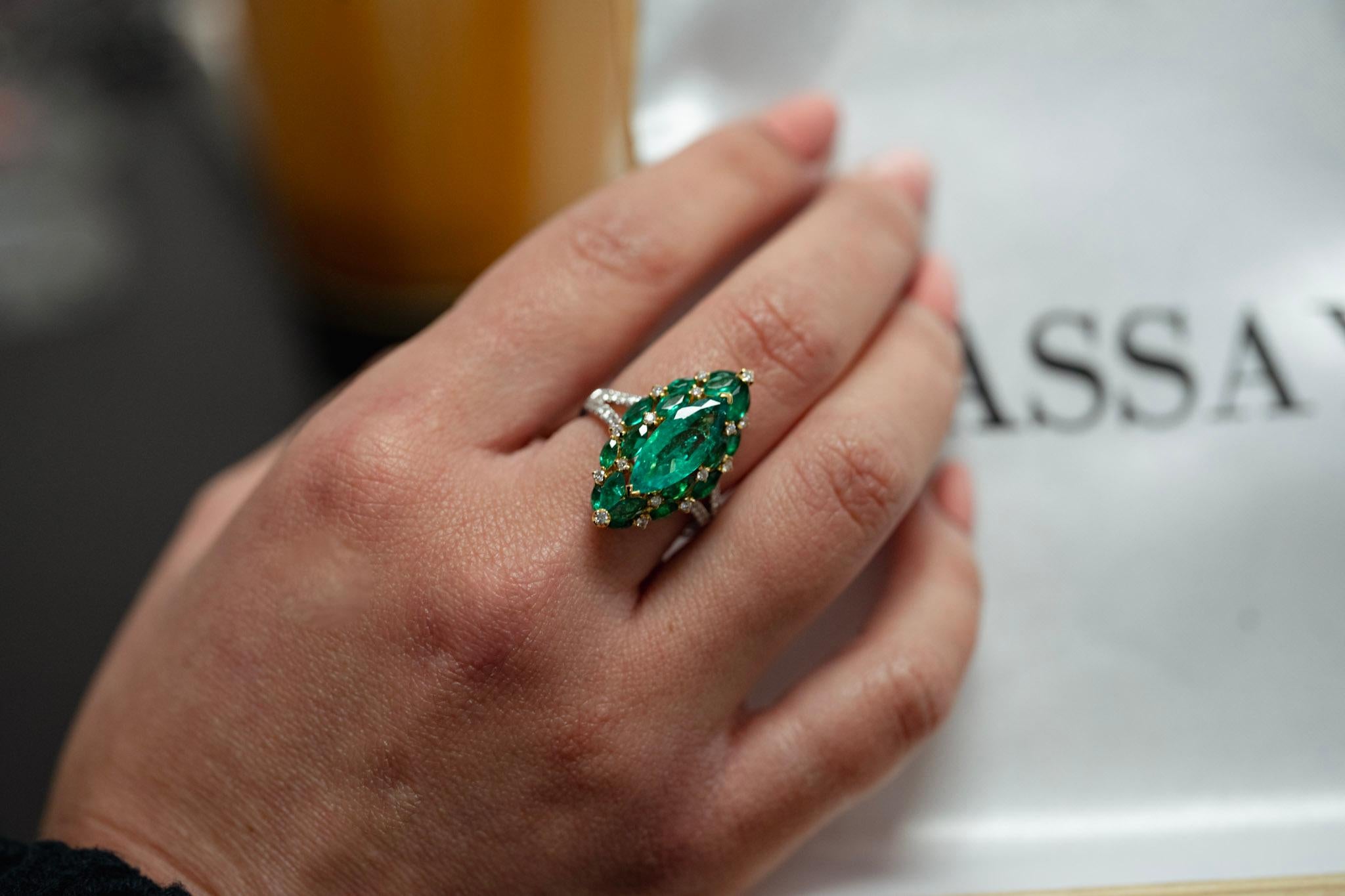 3.89 Carat Marquise Cut Natural Colombian Emerald And Diamond V Shape 18K Ring im Zustand „Neu“ im Angebot in Miami, FL