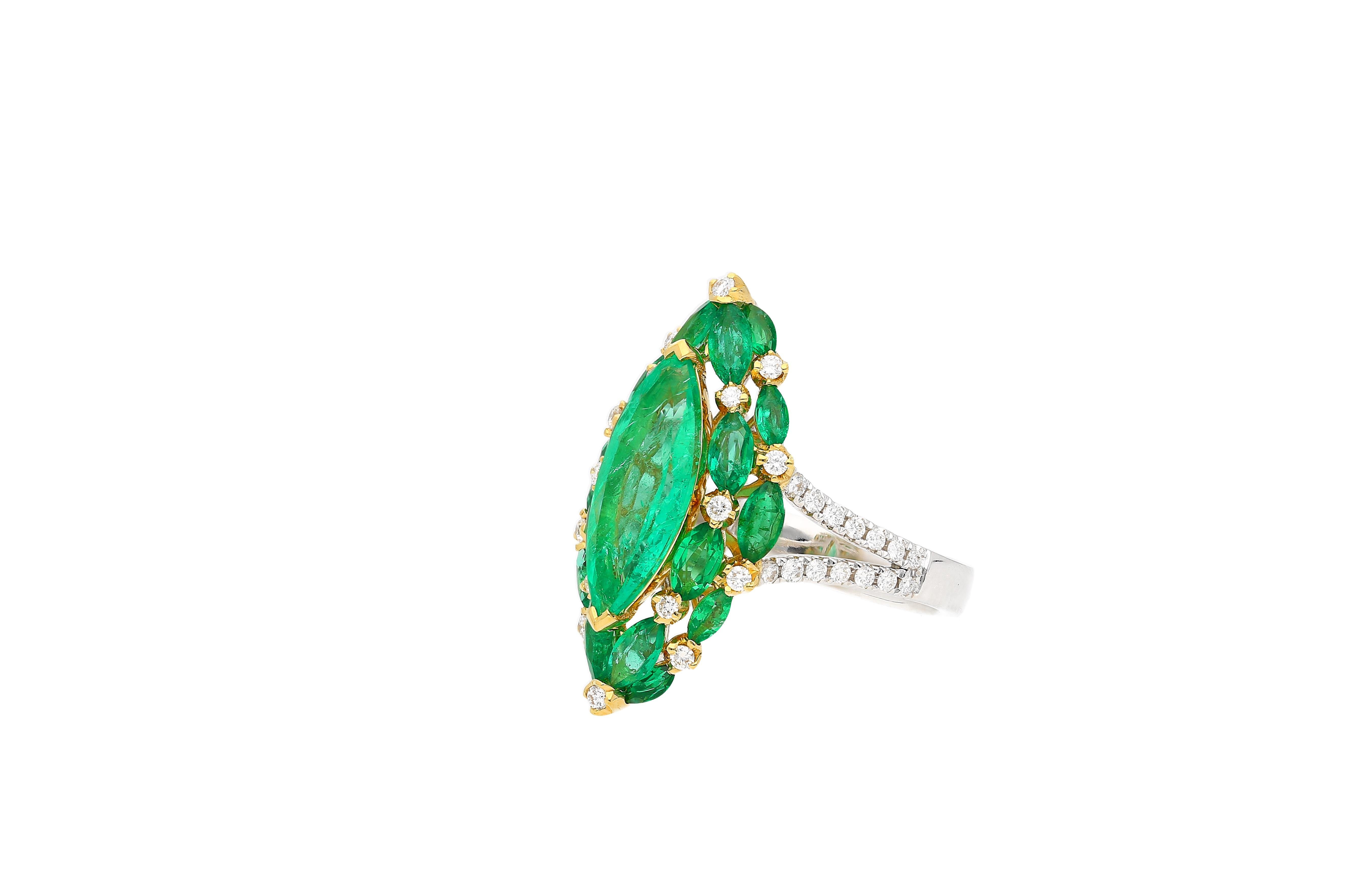 3.89 Carat Marquise Cut Natural Colombian Emerald And Diamond V Shape 18K Ring Damen im Angebot