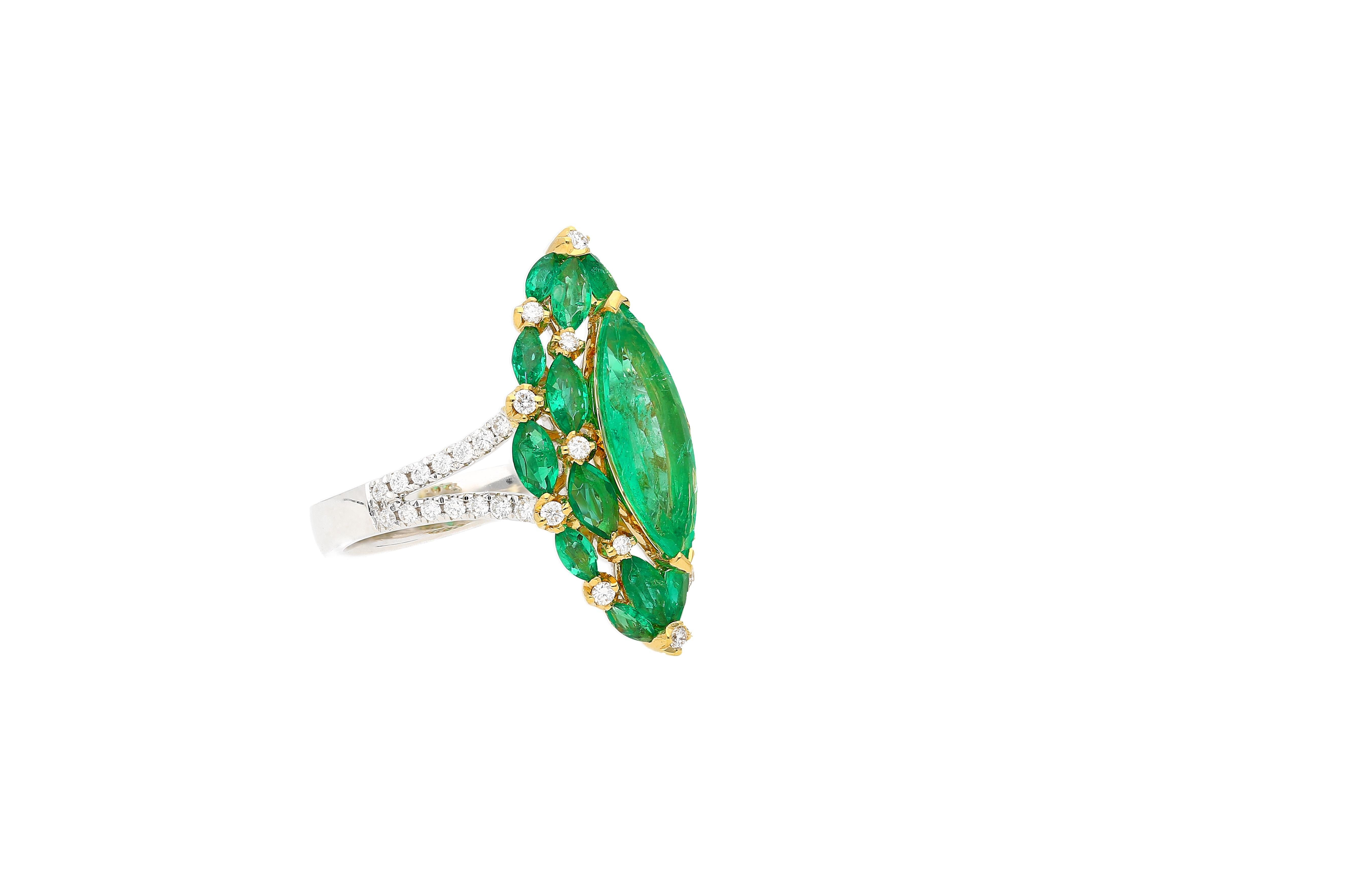 3.89 Carat Marquise Cut Natural Colombian Emerald And Diamond V Shape 18K Ring im Angebot 1