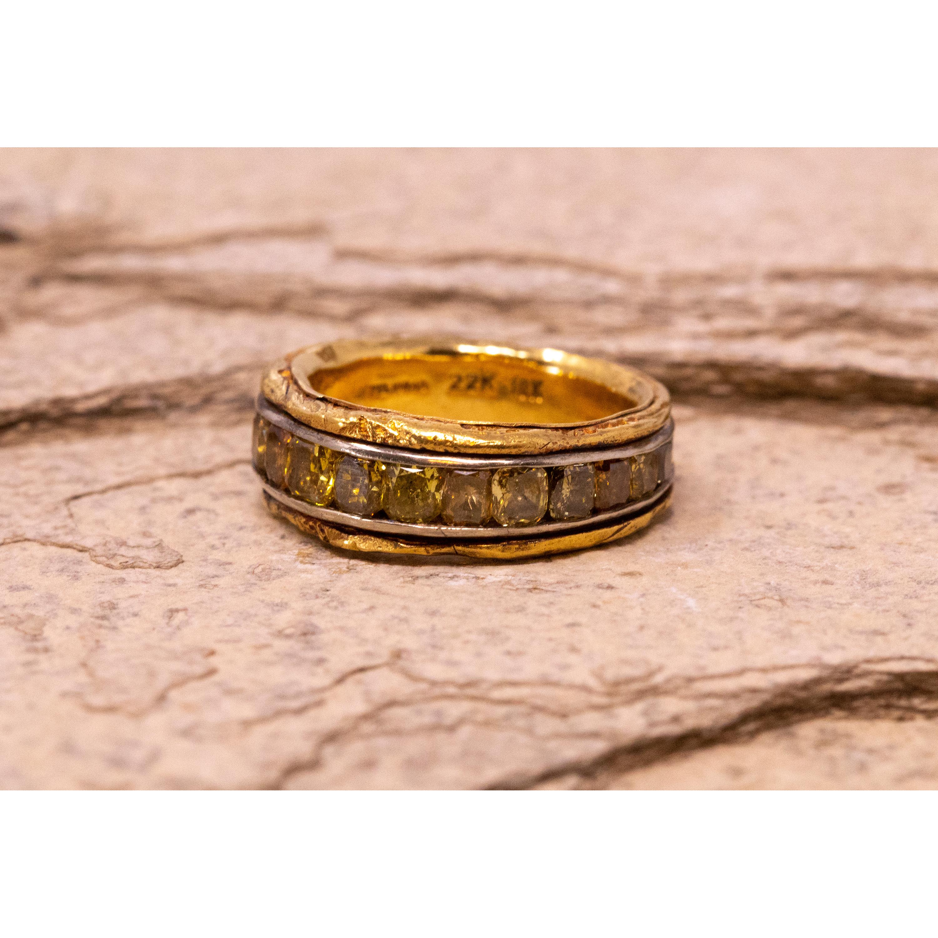 Mit der eleganten Ausstrahlung eines antiken Relikts ist dieses Band ein echter Hingucker. Die Palette der naturfarbenen Diamanten reicht von Cognac-, Bourbon- und Sherrytönen. Die Diamanten sind rund um das Band gefasst und in der Größe abgestuft,
