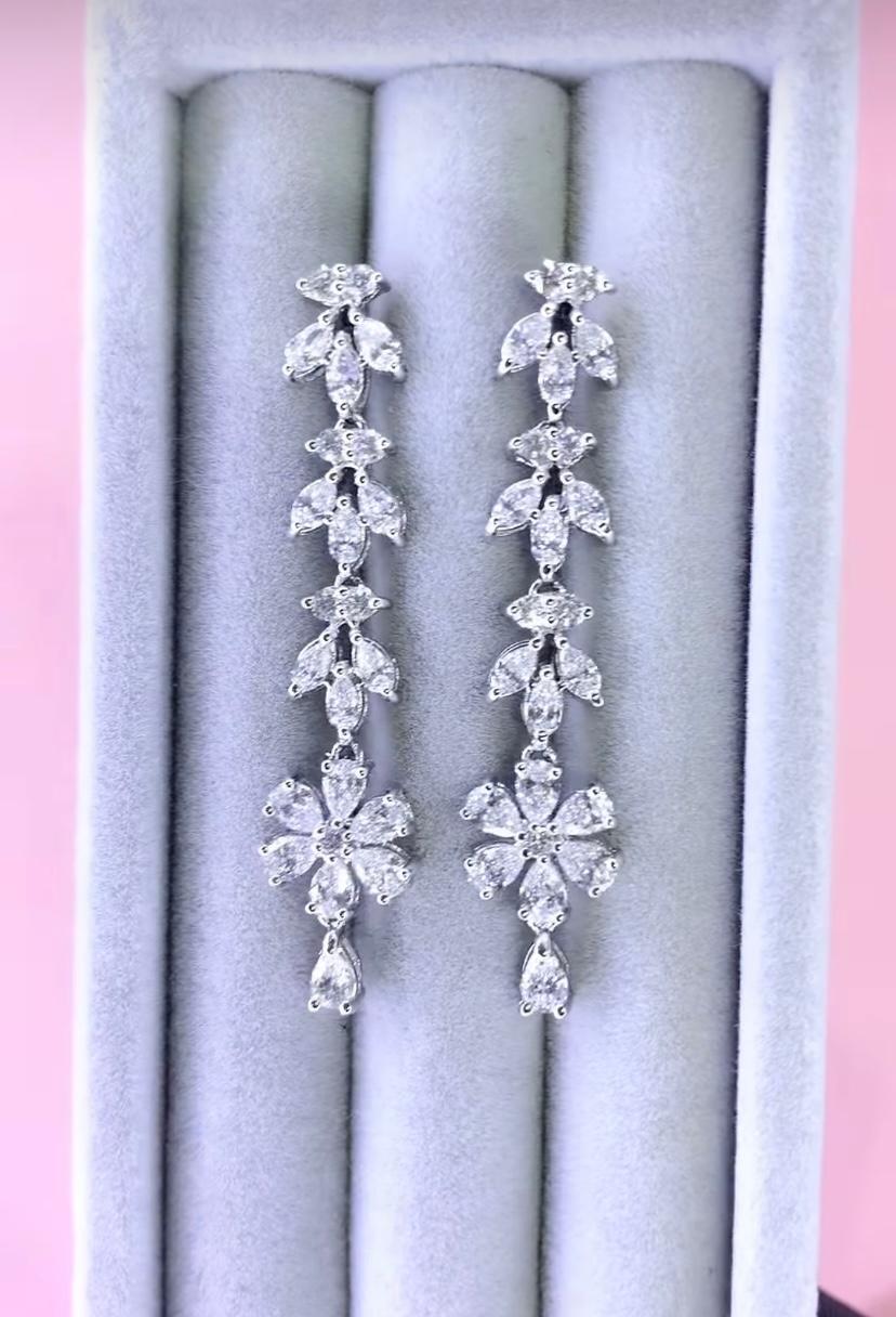 Orecchini con fiori in oro 18K con diamanti naturali da 3,89 carati In condizioni Nuovo in vendita a Massafra, IT