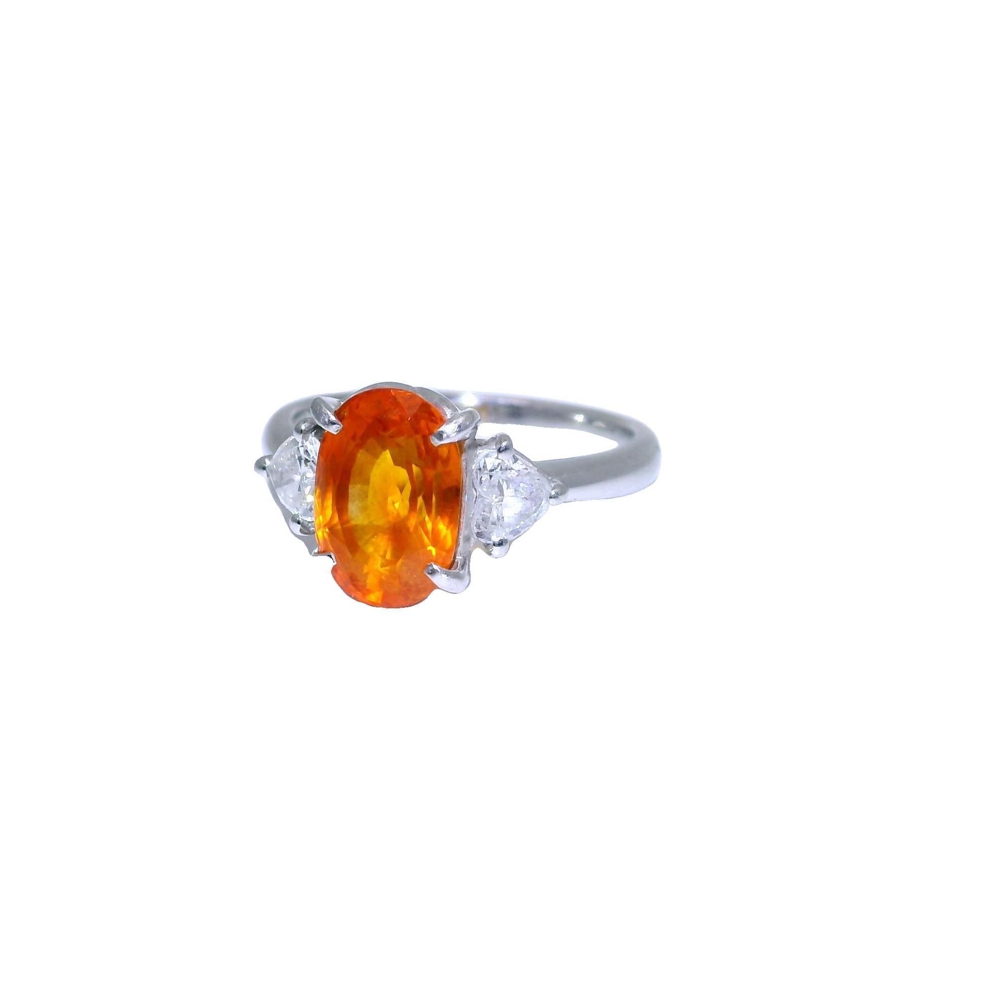 Platinring mit drei Steinen, 3,89 Karat orangefarbener Saphir und Diamant, GIA-zertifiziert (Zeitgenössisch) im Angebot