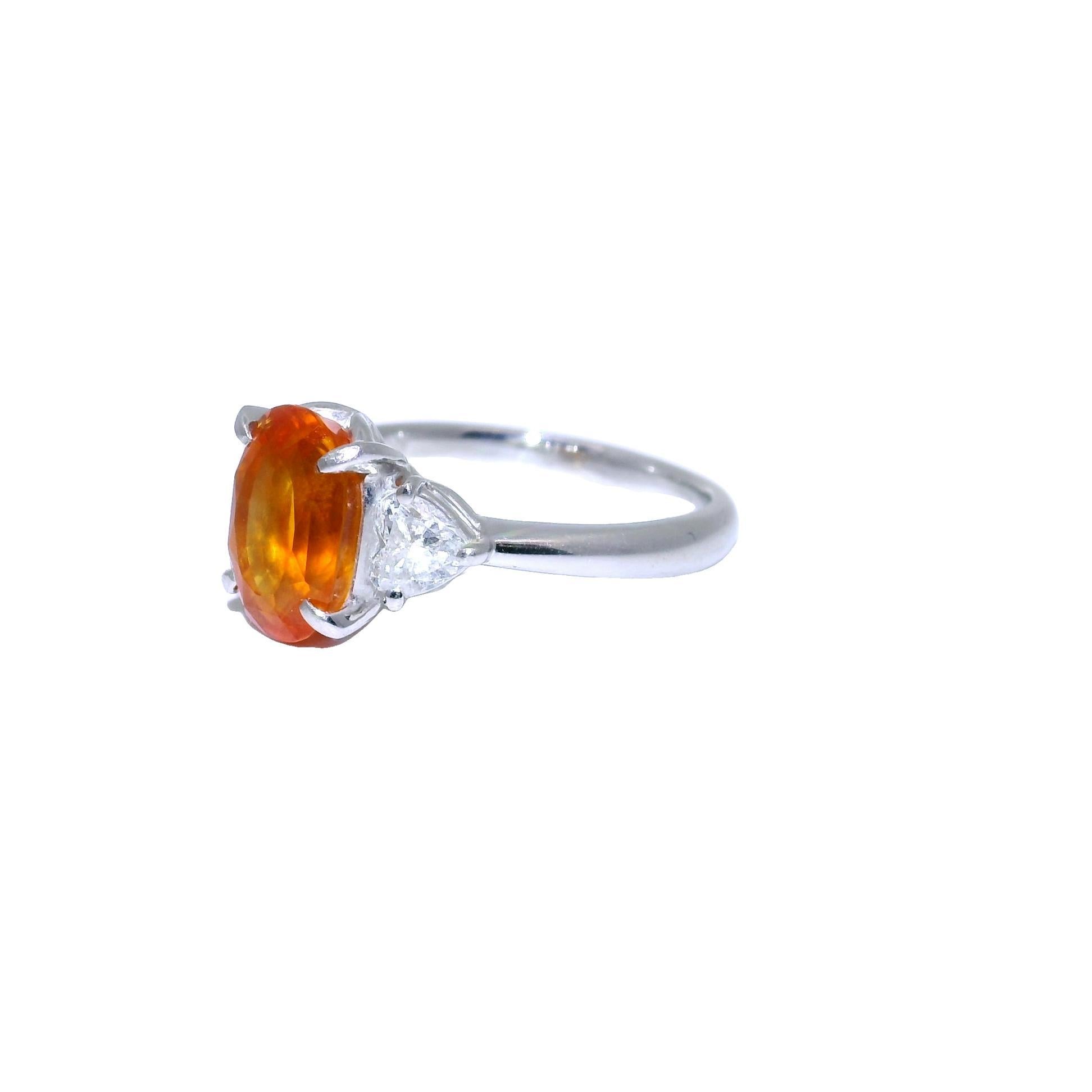 Platinring mit drei Steinen, 3,89 Karat orangefarbener Saphir und Diamant, GIA-zertifiziert im Zustand „Neu“ im Angebot in Beverly Hills, CA