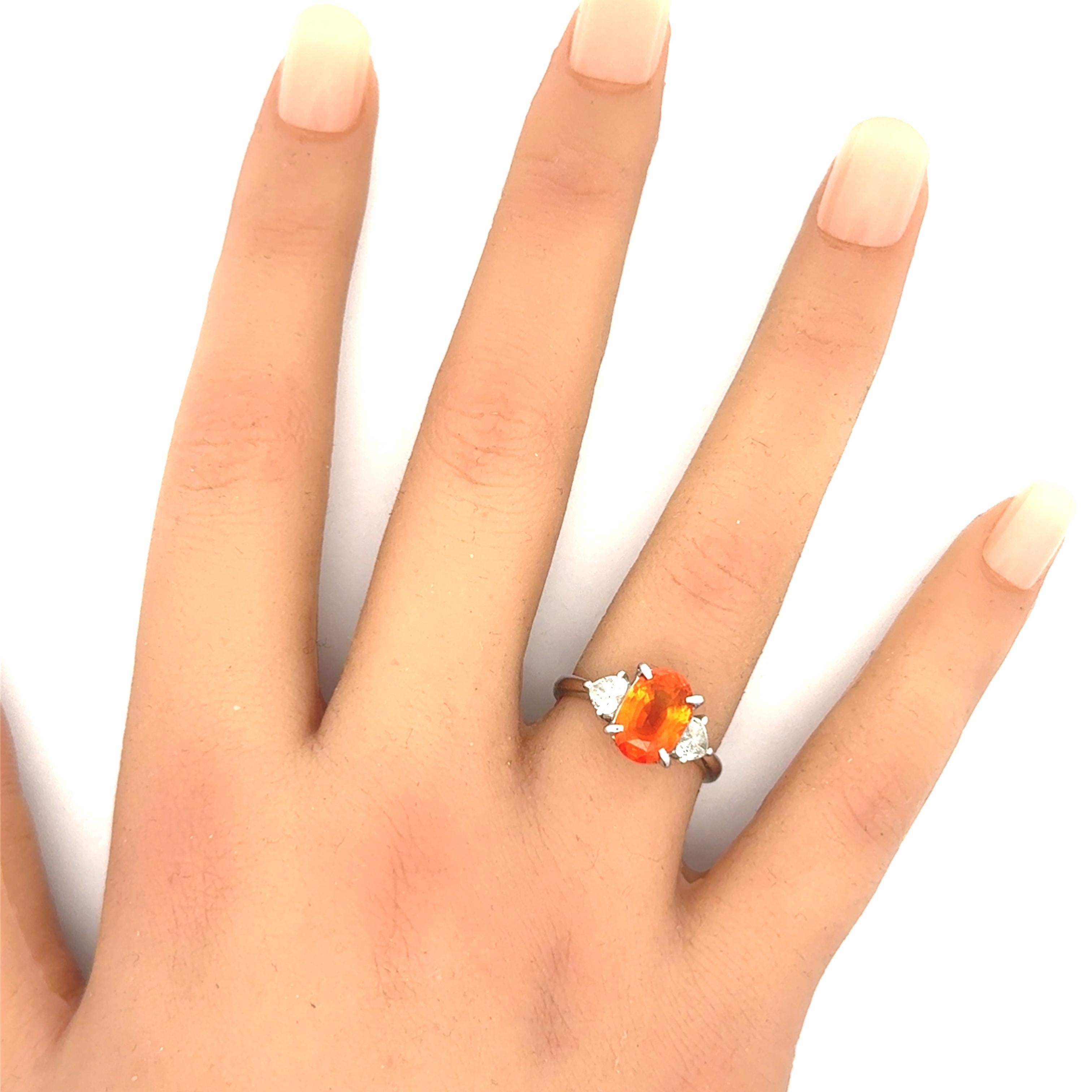 Platinring mit drei Steinen, 3,89 Karat orangefarbener Saphir und Diamant, GIA-zertifiziert Damen im Angebot