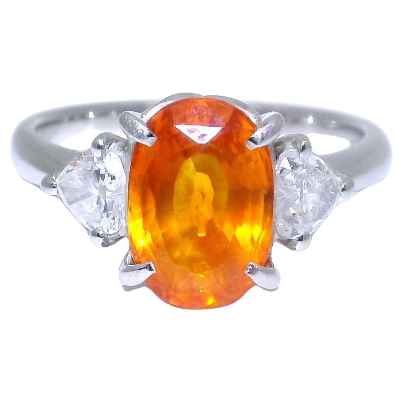 Anillo de tres piedras en platino con zafiro naranja de 3,89 quilates y diamante, certificado GIA