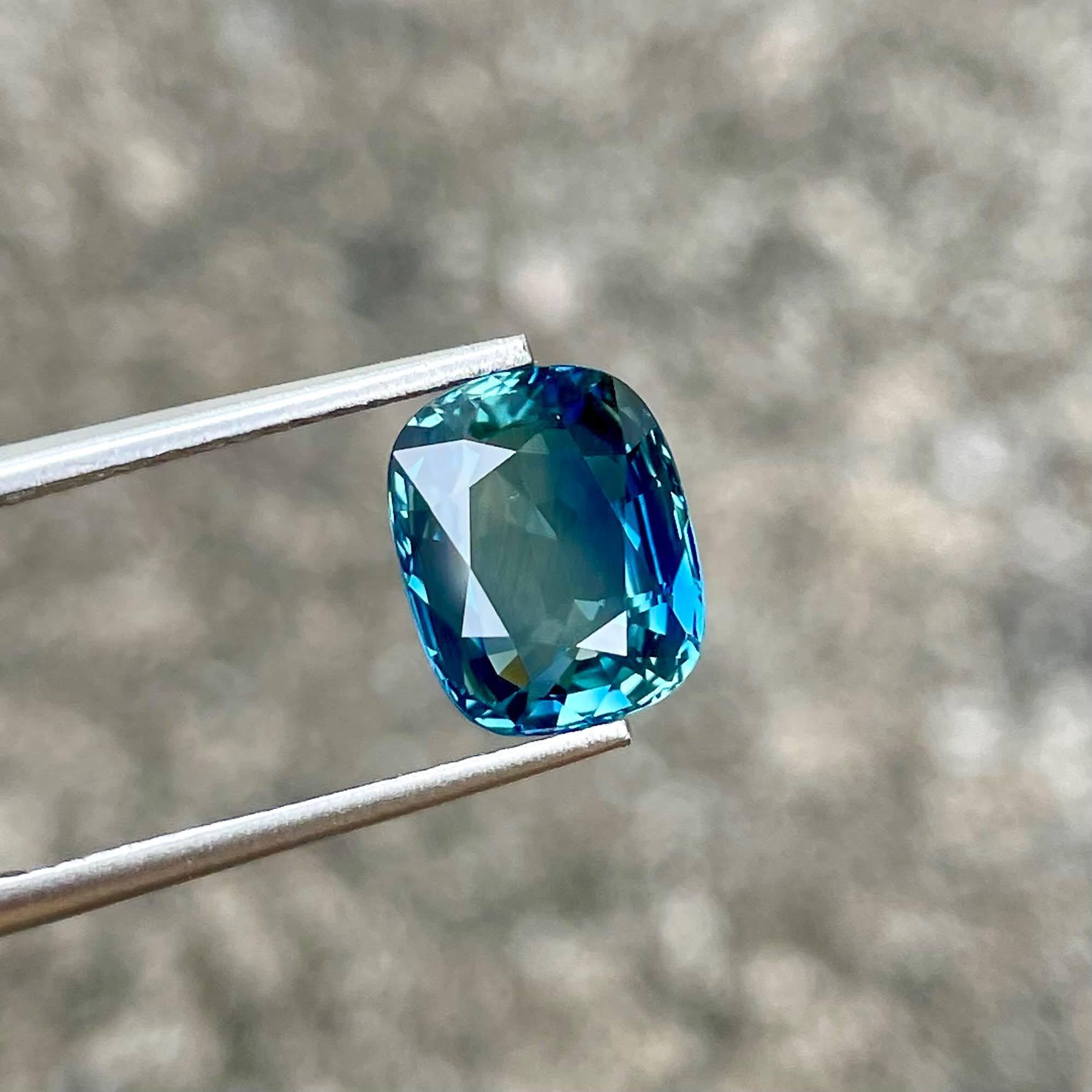 3.89 carats Blue Sapphire Stone Cushion Cut Natural Sri Lankan Gemstone In New Condition For Sale In Bangkok, TH